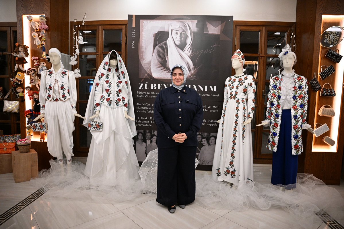 tugbaisikercan's tweet photo. 📍 İstanbul | Gaziosmanpaşa

Zatıgül Hanım Kültür ve Sanat Merkezi’nde kadınların hünerli ellerinden çıkan muazzam eserleri inceledik.

Sıfır atık anlayışıyla var olanı dönüştüren, kendi el emeği ve göz nuruyla birbirinden güzel eserler ortaya koyan kadınlarımızın üretkenliğine şahit olduk.

Emeği, üretimi ve çevre bilincini ilmek ilmek işleyerek sanata dönüştüren tüm kadınlarımızın ellerine, yüreklerine sağlık.
