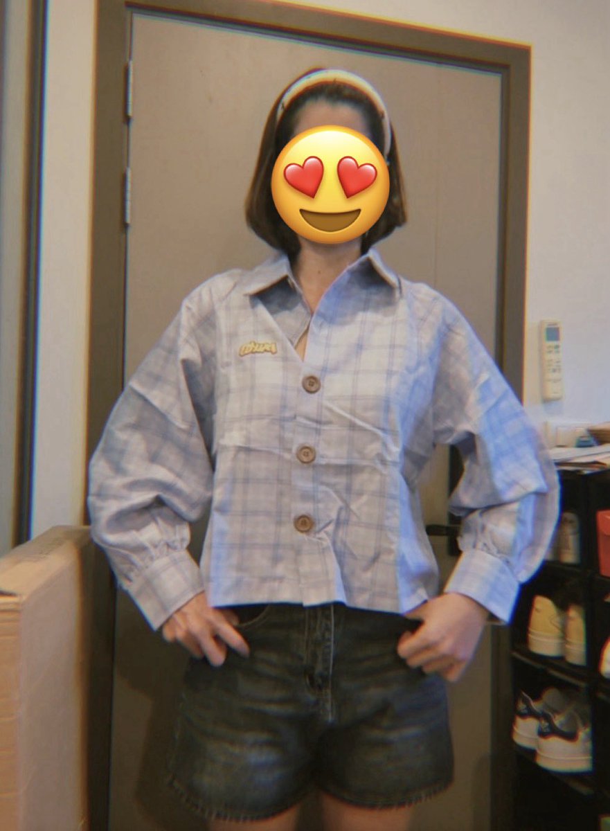 TMinpraphal's tweet photo. ได้เสื้อ #plutoyesterday แล้ววว สีฟ้าน่ารักมากกก ใส่แล้วไม่ตัดอ้อยเด้ออ รายละเอียดดีเหมือนเดิม กระดุมทุกเม็ดเขียนPlutoyesterday Bangkok เนื้อผ้าใส่สบาย ช่วงต้นแขนจะพองๆหน่อย ต้นแขนใหญ่แบบเรารอดเลย 🍅❤️ คูมCEOปล่อยสร้อยต่อได้เลยงับ https://t.co/cPO077MvjF
