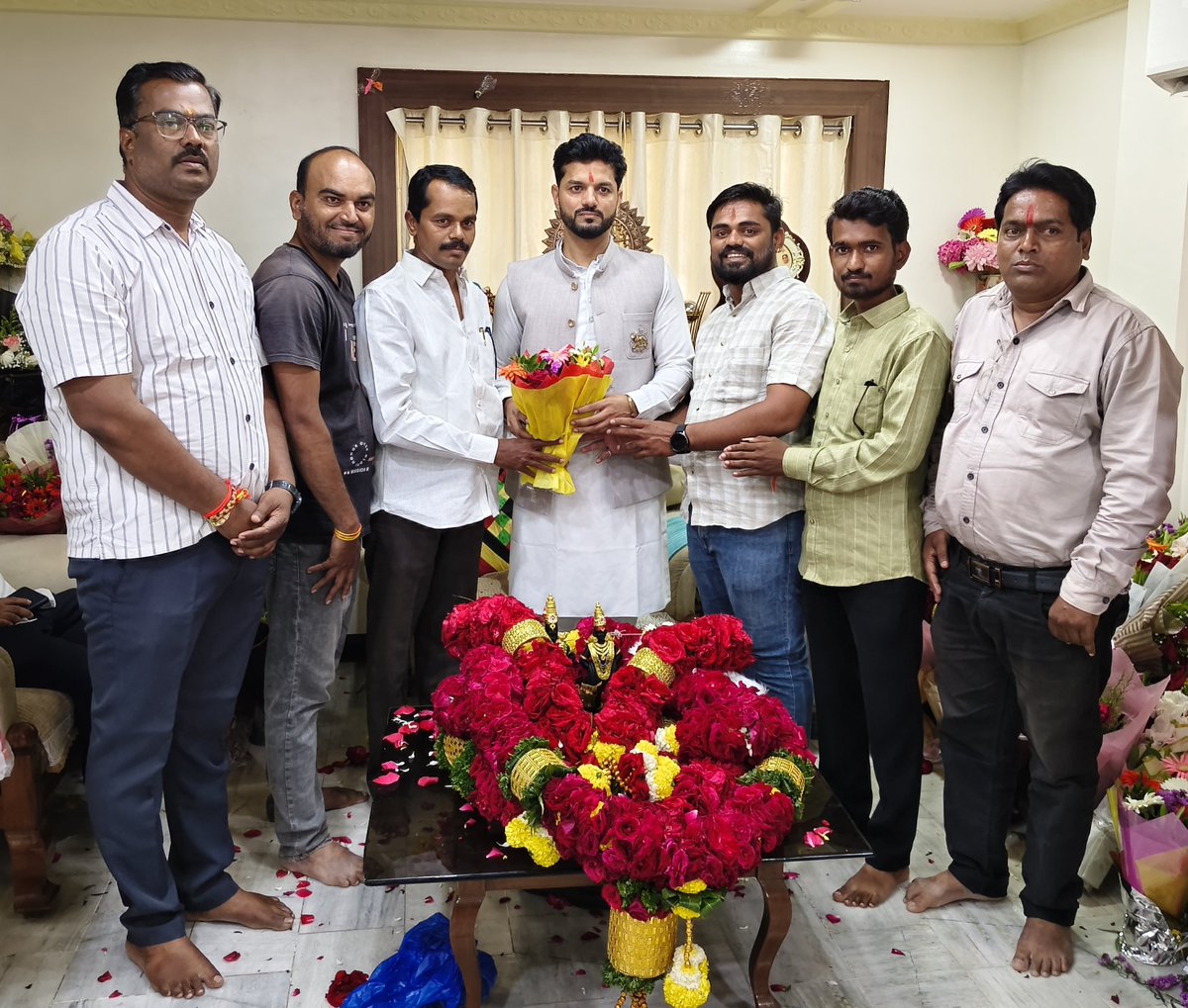 Rohitchawale's tweet photo. भारतीय जनता पार्टी लातूर शहर जिल्हाध्यक्ष, युवा नेते अजितभैया पाटील कव्हेकर यांना आज त्यांच्या जन्मदिवसानिमित्त भेटून मनःपूर्वक शुभेच्छा दिल्या. 💐🎂
यावेळी गनिमीकावा संघटना अध्यक्ष लक्ष्मीकांत तात्यासाहेब जोगदंड, जिल्हाध्यक्ष रोहित चवळे, कालिंजर पाटील, दत्ताजी चेवले, https://t.co/pp05L1imHc