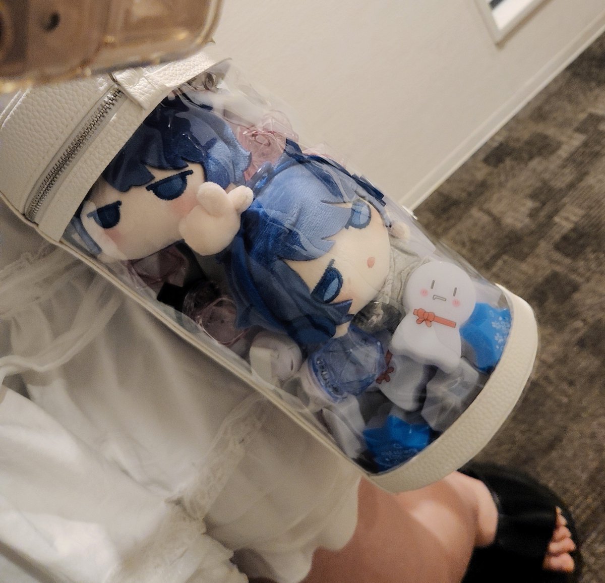 coco_mf_uni's tweet photo. 最近LIVEでリンライ付けなくなったけど毎回持って行っててなんかいい活用法無いかなって思ってたけどめっちゃ可愛いの見つけた👀✨

って思ったんだけど😅半日持ち歩いただけで肩紐つける部分が壊れた😇
40個くらいのリンライ入ってるから重すぎたのかな…😭
 #AtR春夏秋冬 https://t.co/nAh2TihvzQ