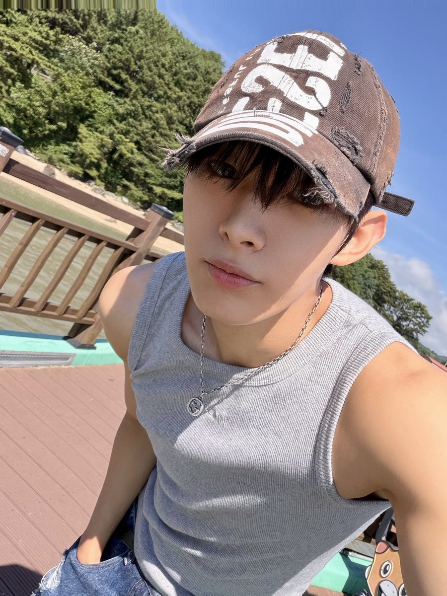 deerhansie's tweet photo. STEVEN LOOKS DASHING UNDER THE SUN WITH THE SEA BREEZE 😩🩵☀️ https://t.co/uofSN0FLUw