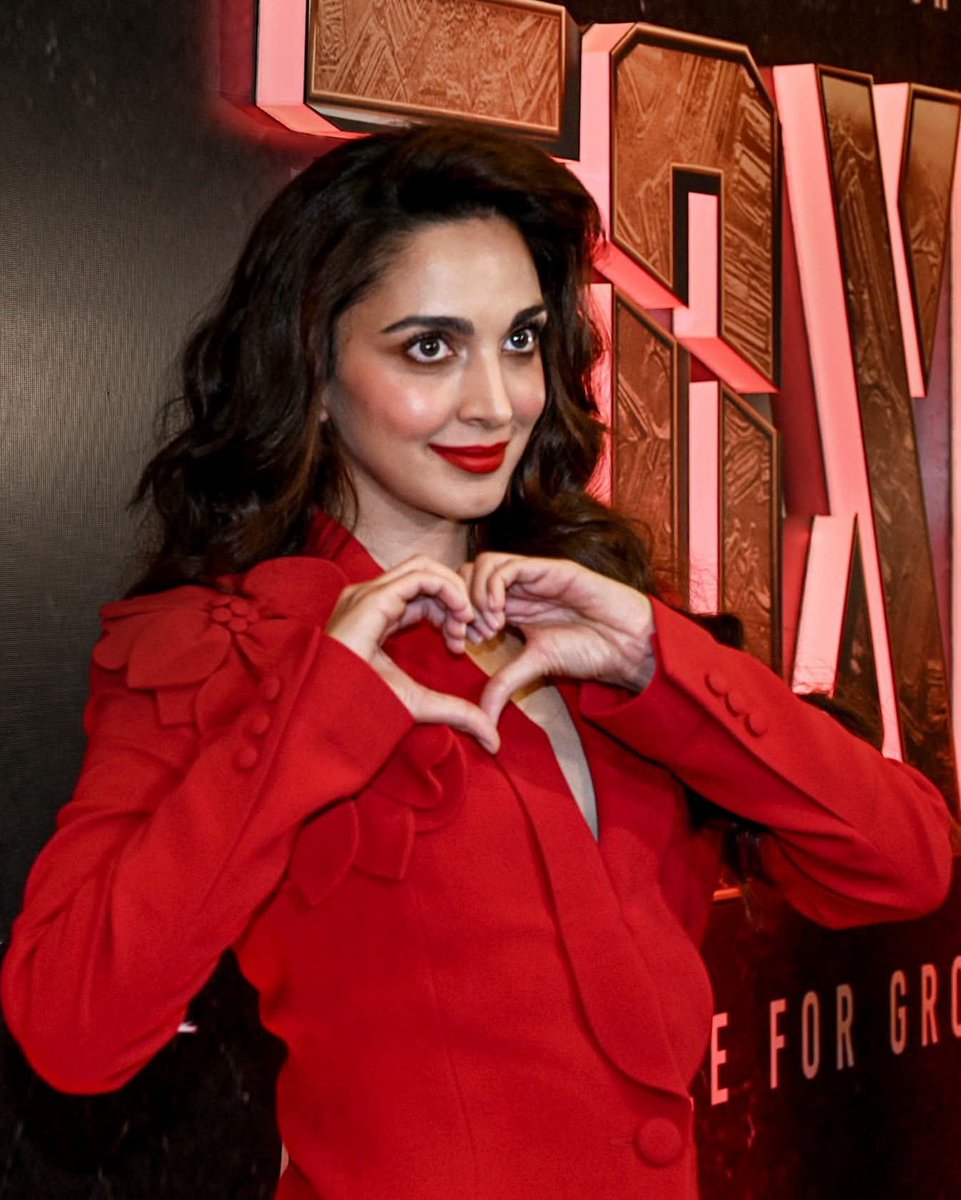 surajrajpu69's tweet photo. Throwback to pure perfection! 💥 Kiara Advani completely stole the show at the Toxic: A Fairy Tale for Grown-Ups music album launch in Mumbai.🔥

#KiaraAdvani #Yash #ToxicMovie #ToxicAFairyTaleForGrownUps 

Image Courtesy- PTI, IANS https://t.co/neA2VvB8uS