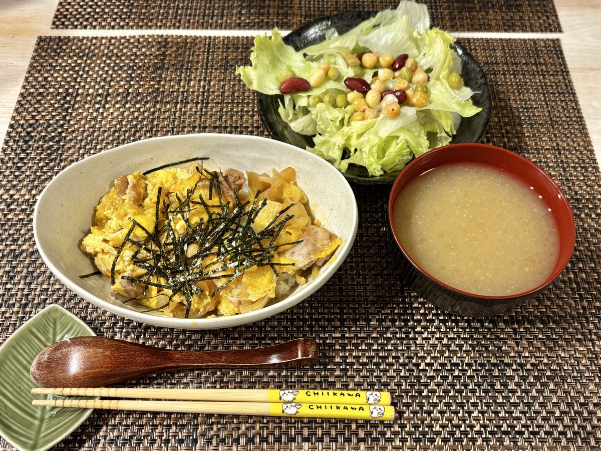 kedama92's tweet photo. 【9月1日(火)夕飯献立記録】
・親子丼
・蒸し豆のサラダ
・なめこの味噌汁

頑張らない日のよるごはん🌙

#献立記録
#料理記録
#おうちごはん https://t.co/dGG986xHUA