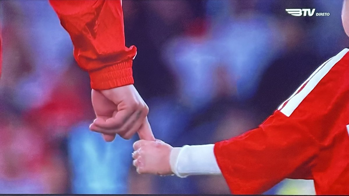 lnstantFoot's tweet photo. Le SL Benfica a offert un beau moment d'émotion hier soir. ❤️🥹

Le jeune bonhomme qui tient la main de Rafa Silva se nomme Salvador. 

Cet enfant de 6 ans souffre d'une maladie rare et douloureuse : l'épidermolyse bulleuse dystrophique récessive, qui rend sa peau extrêmement fragile.

Des gestes simples comme le fait de s'habiller ou courir sont très difficiles pour lui. 

Il avait un rêve : assister à un match du club de son coeur au stade. 

Le SLB a eu écho de son histoire sur les réseaux et l'a invité pour la rencontre face à Estoril. Il est même entré sur le terrain sous les applaudissements de tous les supporters avant le coup d'envoi.

C'est pour ce genre d'histoires que le football est si merveilleux. 

On envoie une énorme force à Salvador dans son combat quotidien contre cette maladie.