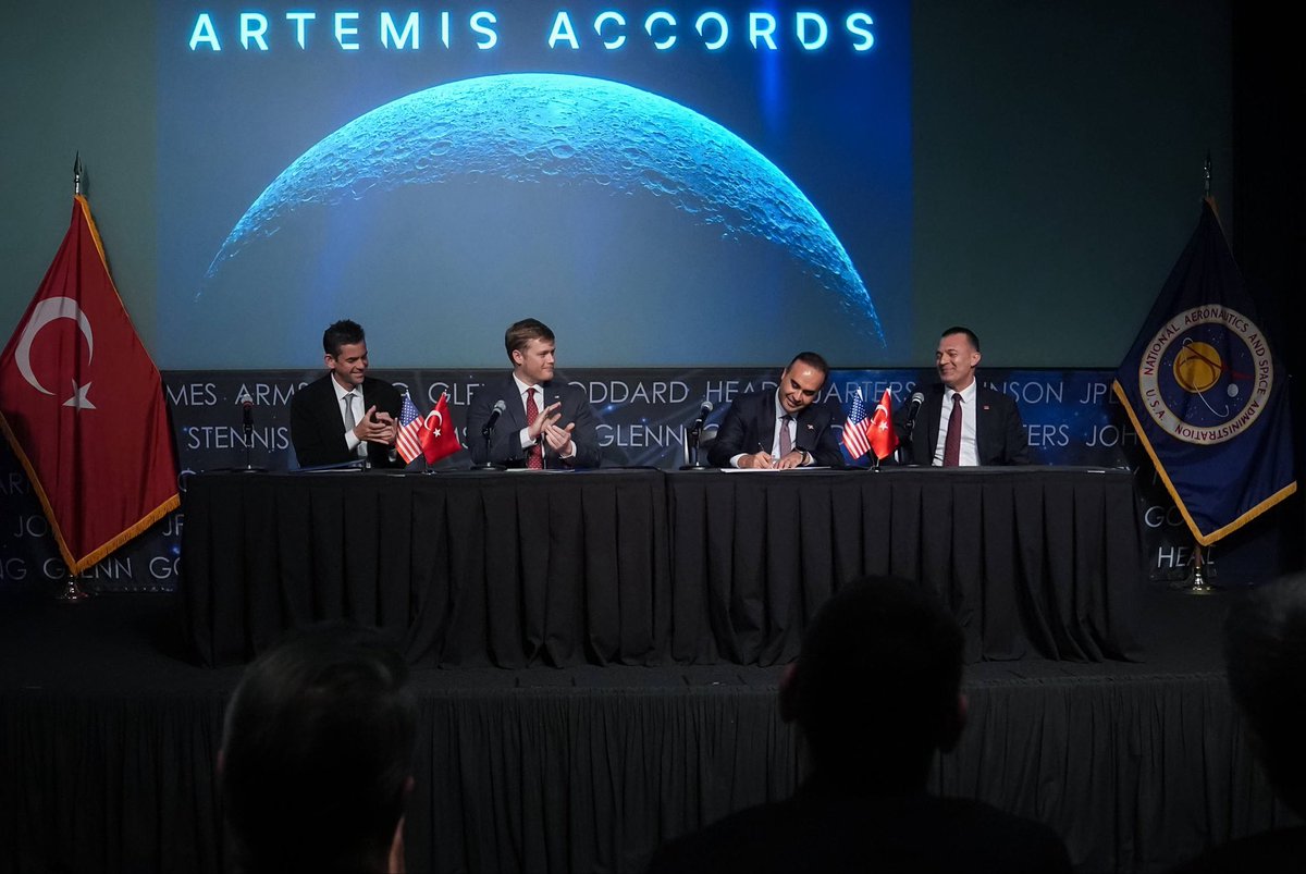mfatihkacir's tweet photo. 📍NASA Genel Merkezi, Washington D.C.

🇹🇷 Uzay alanındaki uluslararası iş birliğimizi güçlendiren önemli bir adım daha attık.

✍️ Ay ve diğer gök cisimlerine dönük yürütülecek sivil uzay faaliyetlerinde uluslararası iş birliğini teşvik etmeyi amaçlayan çok taraflı bir uzlaşı olan Artemis Mutabakatına (Artemis Accords) @NASA ev sahipliğinde düzenlenen törende imza koyduk. 

🌔 Artemis Mutabakatı; uzay faaliyetlerini barışçıl amaçlarla yürütme, şeffaflık içinde çalışma, bilimsel verileri paylaşma ve uzaydaki tarihi alanları koruma yönündeki taahhütleri içeriyor.

🤝 Türkiye olarak, uzayın barışçıl, sürdürülebilir ve tüm insanlığın ortak yararına olacak şekilde keşfedilmesi ve kullanılması hedefi doğrultusunda uluslararası iş birliklerini geliştirmeye devam edeceğiz. 

🚀 Önümüzdeki yıl ilk görevi gerçekleştireceğimiz “Ay Araştırma Programı”, Cumhurbaşkanımız Sayın Recep Tayyip Erdoğan’ın liderliğinde, @tuajans koordinasyonunda hayata geçirdiğimiz Milli Uzay Programı ile ülkemizin uzay teknolojileri geliştirme yolculuğunda çok önemli bir aşama olacak.  

📌 5-9 Ekim 2026’da Antalya’da düzenleyeceğimiz 77. Uluslararası Uzay Kongresi’nde tüm dünyadan on bine yakın katılımcıyla, uzayın geleceğini hep birlikte şekillendireceğiz.