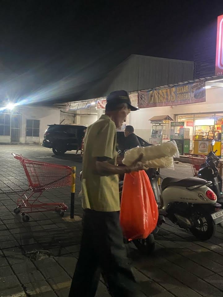 LiaAfri03881071's tweet photo. 📍 Superindo Semolowaru

guyss kalau ketemu bapak ini minta tolong dilarisin yaaa!🙏
bapaknya jualan kerupuk murah kok 5000 aja, bapaknya selalu di superindo semolowaru, jadi kalau kalian lagi belanja di superindo semolowaru jangan lupa dibeli ya
warga X baik-baik jangan lupa untuk saling bantu🤗❤️‍🔥