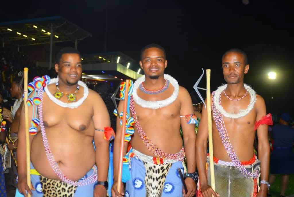 BuhleBakaNgwane's tweet photo. Emajaha nemabutfo emhlangeni
😍🤩🥳🎉
#reeddance #eswatini #umhlanga #kwasa https://t.co/jQRSVpgET7