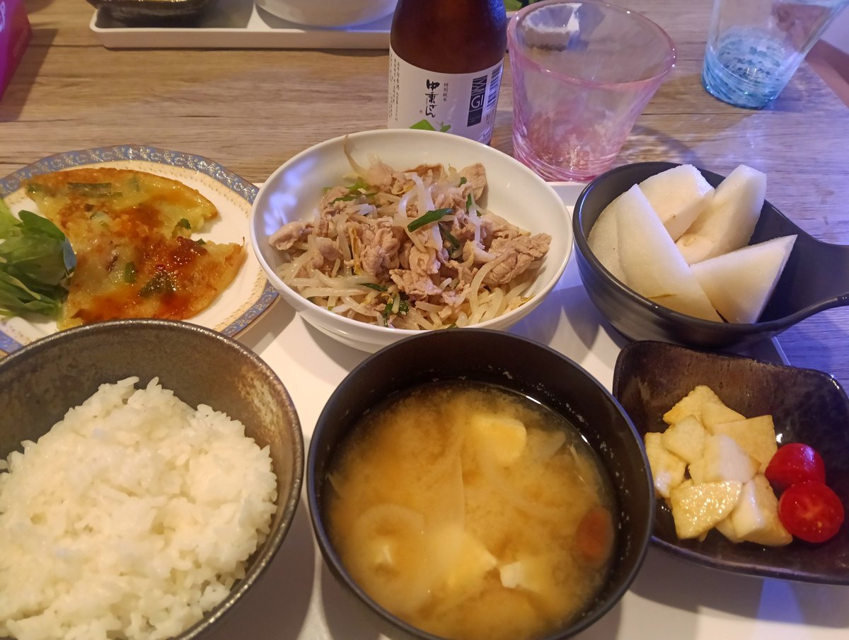 amedama122's tweet photo. 梨をたくさんもらったから毎日のようにたべてる🍎🍏梨って個人的に日本酒にあう🍶 https://t.co/qk4A76tmzc