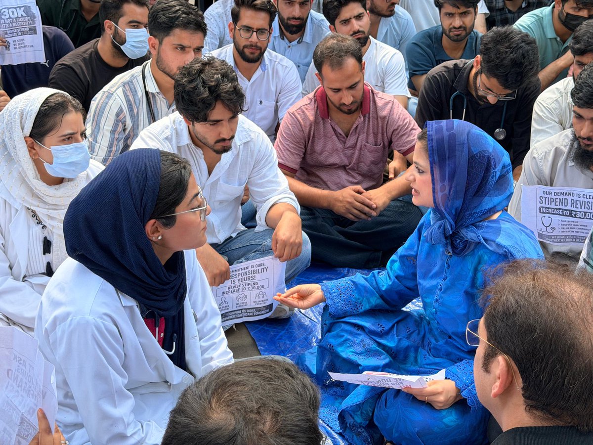 IltijaMufti_'s tweet photo. Stood in solidarity with medical interns at GMC Srinagar today. J&amp;Ks interns get a pittance of a stipend &amp; the lowest in all of India. How are they expected to make ends meet with a mere 12K? Request @CM_JnK to immediately take cognisance of this long standing demand https://t.co/bGCdCpTgPG