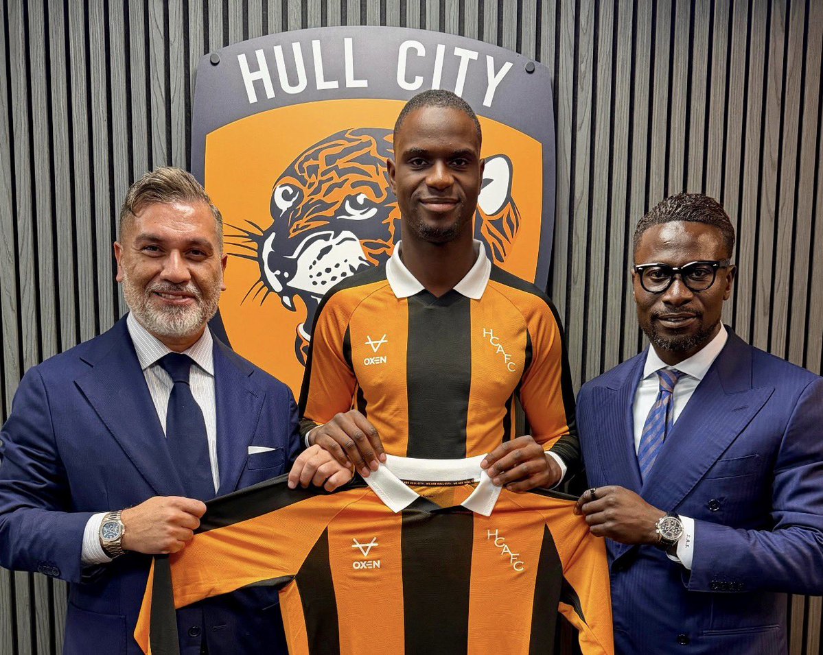 FabrizioRomano's tweet photo. 🟠⚫️ Hull City confirm deal done for Ilyas Ansah from Union Berlin.

Here Ilyas with his agents Hasan Cetinkaya and Sahr Senesie from HCM. 21 year old forward will cost fee over €20m as package agreed. https://t.co/rgXiHedoUK