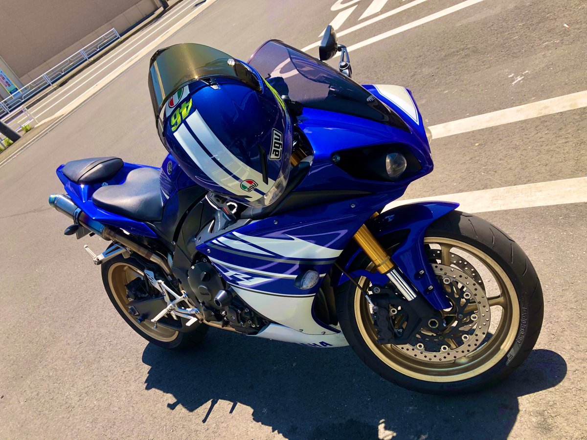 yzfr1_2010's tweet photo. #毎月1日はR1の日 
通勤でたまに乗る程度の贅沢バイクになった笑 https://t.co/0H1LLzr4SI