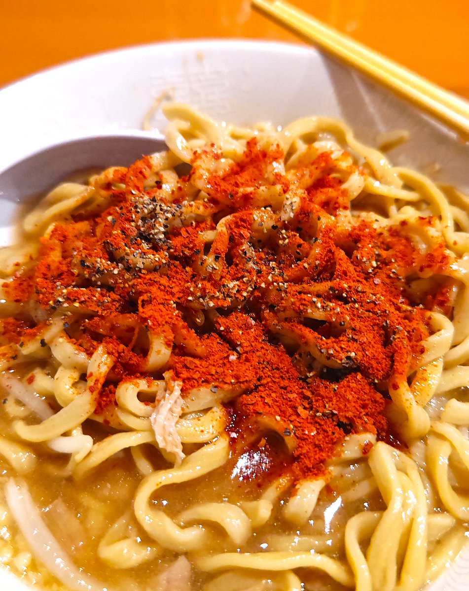 ms06c_21's tweet photo. #ラーメン 
麵屋 長次郎　千葉県市川市本八幡

豚麺300㌘（豚2枚）
ニンニクアブラ

初来訪。
オープンは2020年ですか・・・もっと早くに訪れるべきでした。
ヤサイはシャキ！アブラは味付きプルプル！
豚は肉厚ホロリ脂トロリ🐷
麺はデロデロ太麺♪微乳化スープがとても美味しい😋
これは素晴らしい……とても美味しく啜れました🍜
ご馳走様でしたm(_ _"m
