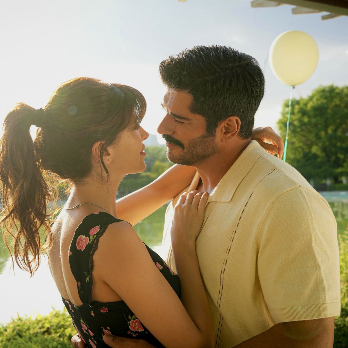 PopFestTR's tweet photo. Güneşin Doğduğu Yer'in başrol oyuncuları Burak Özçivit ve Beyza Gümülcine'den ilk fotoğraflar yayınlandı.

Çukurova'nın önde gelen ailelerinden birinin oğlu Kenan Kozan'ın Almanya'da tanıştığı Leyla'ya aşık olmasını ve annesinin karşı çıkmasına rağmen evlenmesini anlatacak. https://t.co/ETL5dnrdXa