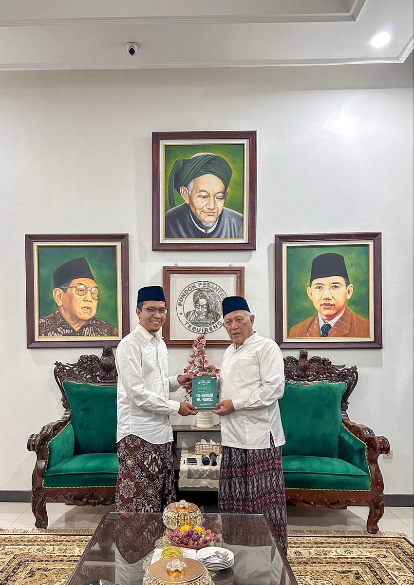 anvie's tweet photo. Alhamdulillah diberi buku Qanun Asasi NU oleh Ketua umum PBNU terpilih, Gus Kikin https://t.co/ENrktlRMwL