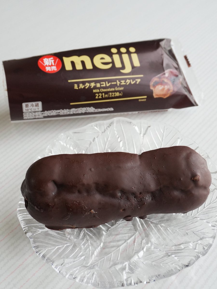 chocokuncom's tweet photo. ファミマ限定『明治ミルクチョコレートエクレア』。チョコクリームはなめらかでミルキー、シュー生地には軽やかなココアの風味があり、チョコづくしでも単調にならない。明治ミルクチョコレートが好きが素直に楽しめる親しみやすさがある https://t.co/iPMMINF39W