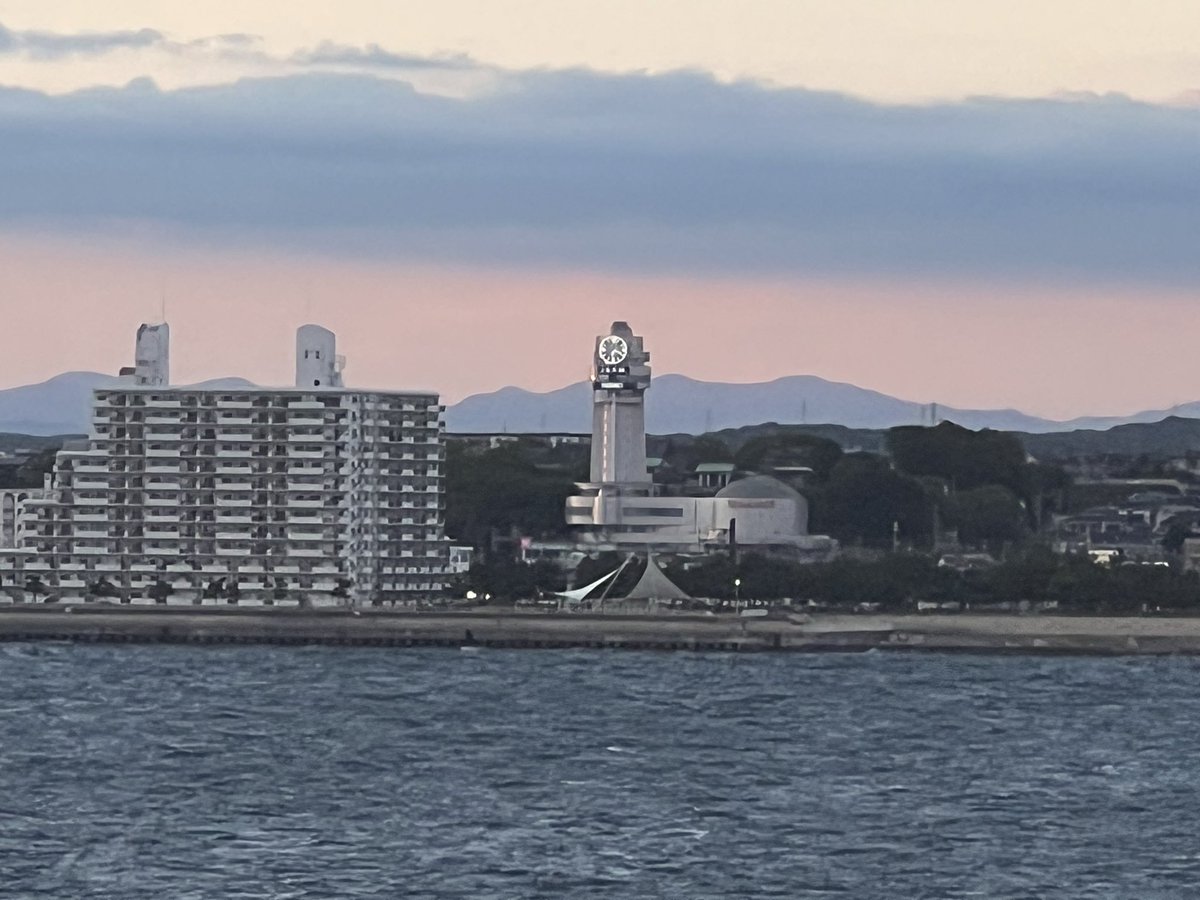 HugBearHug's tweet photo. 明石市立天文科学館から見た明石海峡と、明石海峡から見た天文明石市立科学館。 https://t.co/1WagUldyL2