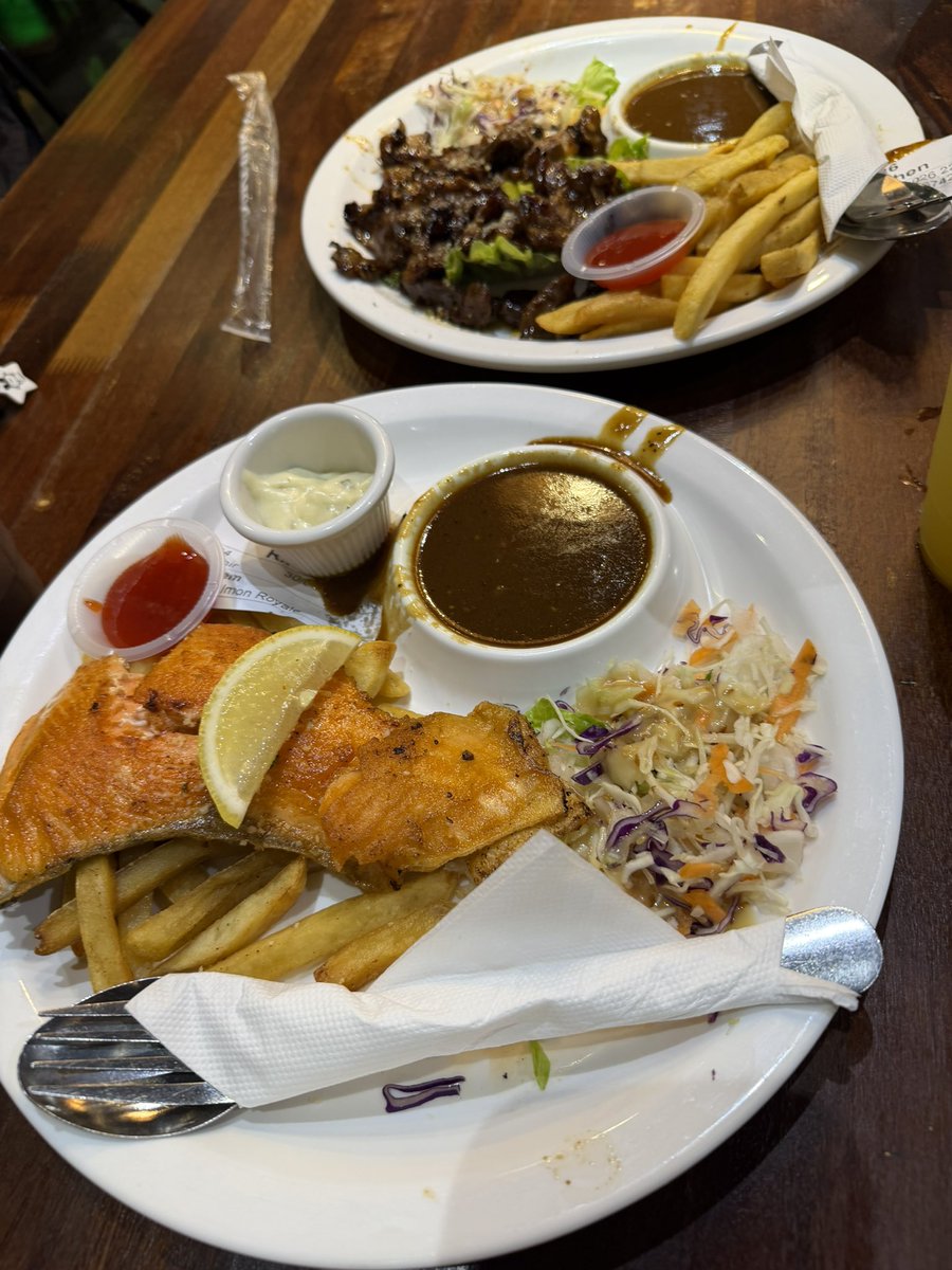 iorimoe_five's tweet photo. マレーシアから帰ってきたよーー！
最終日はご飯を食べてめっっっっちゃ寝てました！💤💤

夜ご飯ビザ食べたい！！！って行かせてもらったのに一切れしか食べなかったのはこいつです
（この後持って帰った）

イベント二日間、本当に楽しかったです！
みんなのおかげでマレーシアが大好きになったよ！✨🥰
