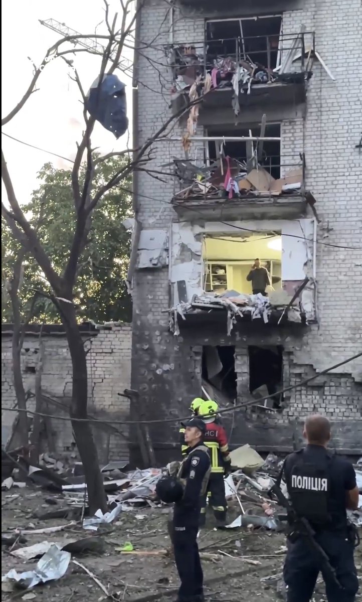 JulianRoepcke's tweet photo. Massive russische Angriffe auf zivile Gegenden in Kyjiw und im Zentrum der Ukraine. Dabei sind seit letzter Nacht mindestens 12 Zivilisten getötet und mehr als 20 verletzt worden.
➡️ Russlands Terror am ersten Schultag kennt keine Grenzen … Einschulungen demnach unter der Erde. https://t.co/eOzuF0Zja2