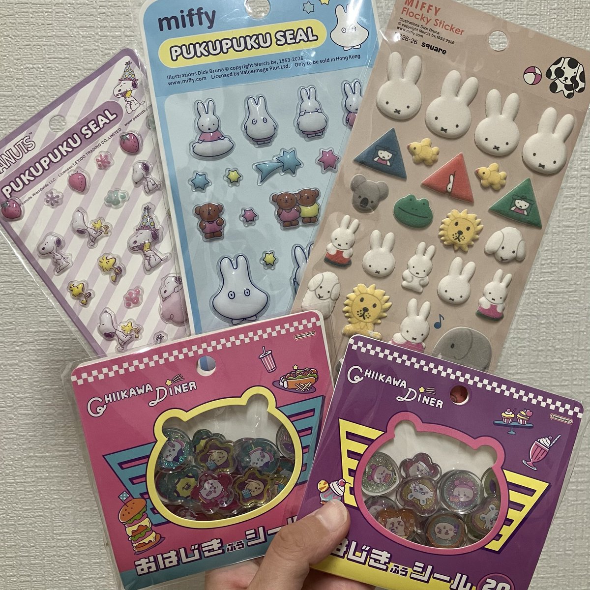 usagi3059's tweet photo. 最近近所のスーパーにシールコーナーがちょこっとできて、むちゃくちゃ嬉しいのです…ミッフィーちゃんのシール2種類とスヌーピーのシール買いました♡あとコンビニにちいかわのおはじきシールあったから、それも2種類買いました♡♡シル活捗って嬉しい(*^_^*) https://t.co/WQ7N9Nbym8