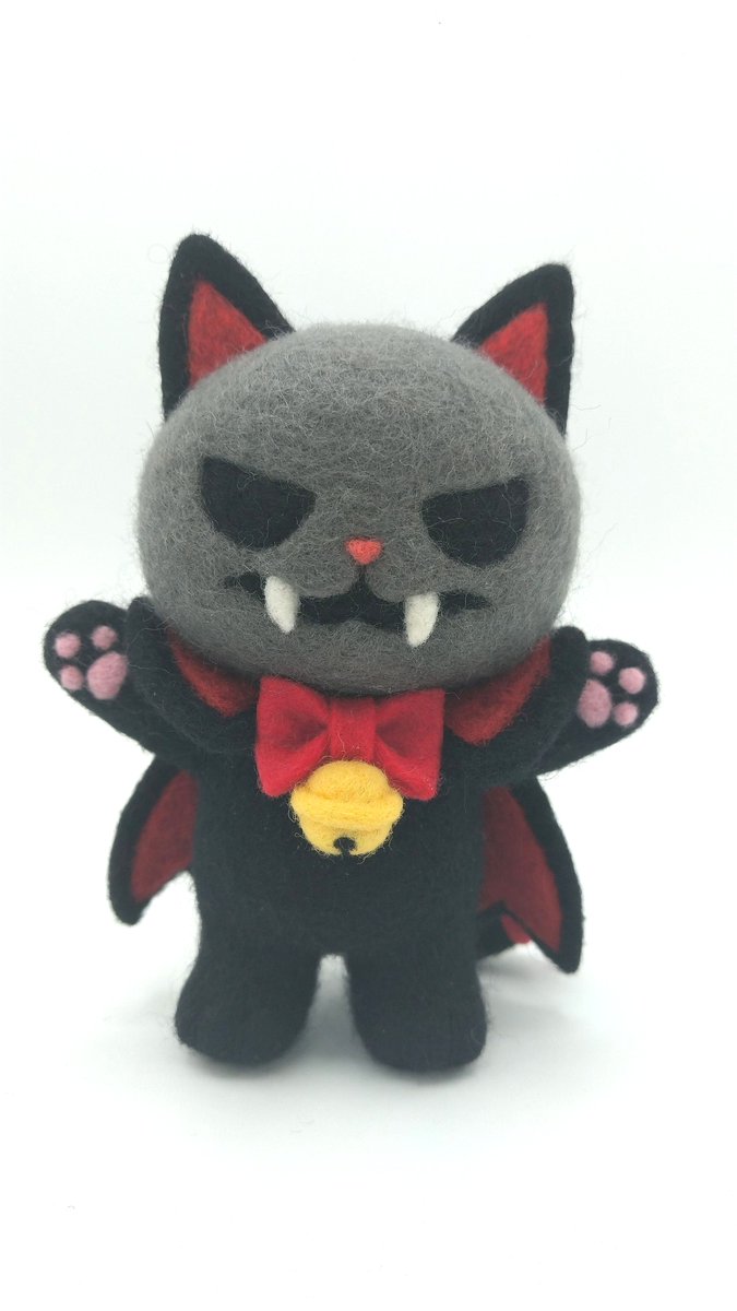 kodama_fox_'s tweet photo. 今年もハロウィンドールを作りました！🎃
今回は吸血鬼ねこの「ヴァンにゃイア」です🐈

#羊毛フェルト 
#ハンドメイド作品 
#ハロウィン https://t.co/9FHY6xaHNl