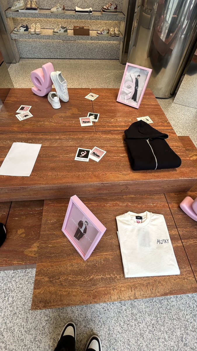 Sxlomne's tweet photo. Just went to the autry store and i bought the shoes and the hoodie! This collection is so beautiful i’m in love

#CHANGBINxAUTRY
#Changbin #Autry https://t.co/FYR1WihnAq