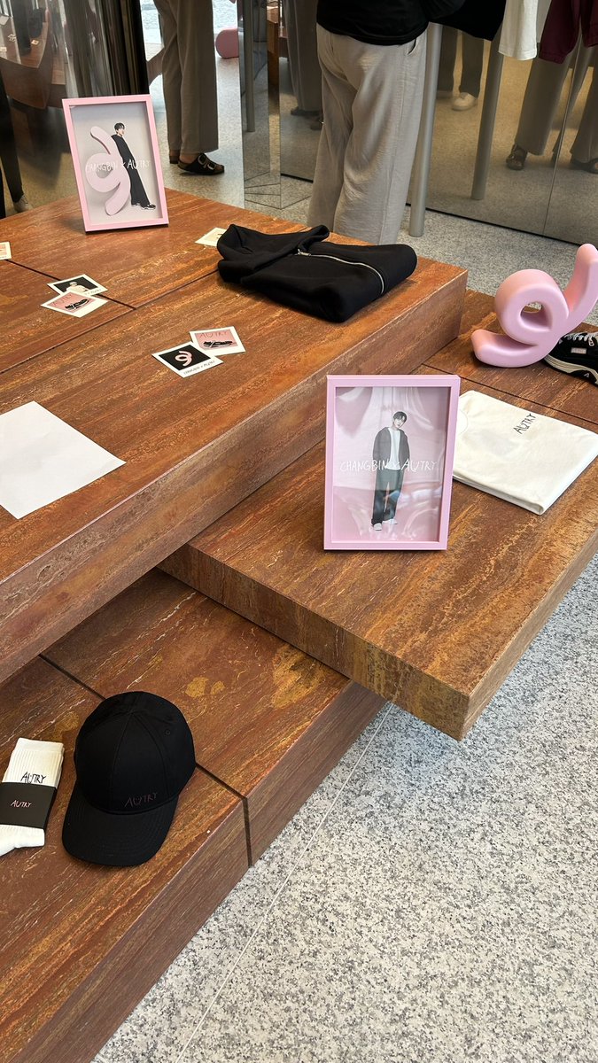 Sxlomne's tweet photo. Just went to the autry store and i bought the shoes and the hoodie! This collection is so beautiful i’m in love

#CHANGBINxAUTRY
#Changbin #Autry https://t.co/FYR1WihnAq