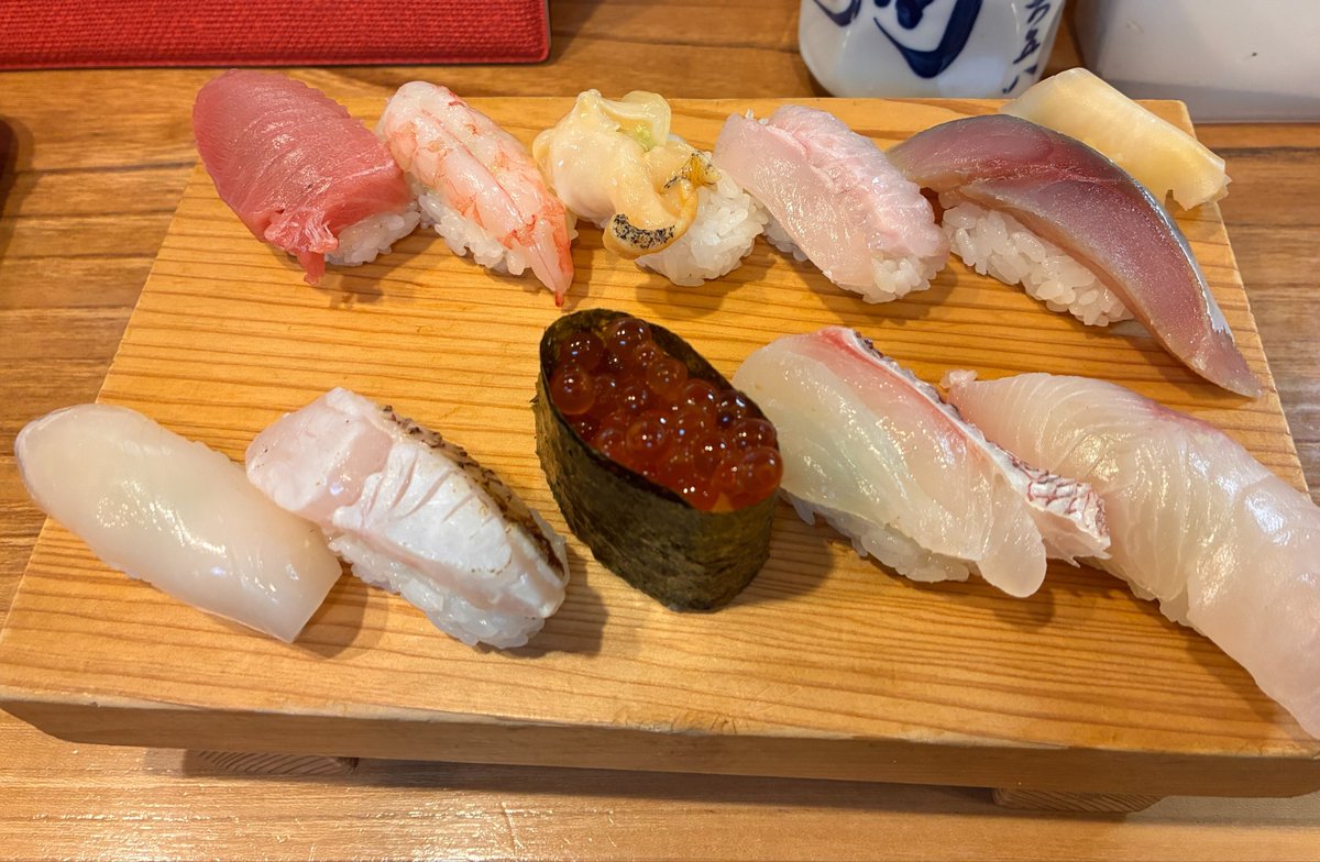 lutsuki's tweet photo. 佐渡島旅🚢
両津港からレンタカー🚙
途中、港近くのお寿司屋さんで少しいただき、次に回転寿司・佐渡弁慶へ行くも約2時間半待ち！
大雨の中、チェックインしに相川のホテルまで運転し、ちょっと休憩してちょうど良い時間に弁慶に戻って佐渡のお魚をいただいて大満足🍣
弁慶では写真撮らなかっただぬ〜 https://t.co/TpEzYjW9gM