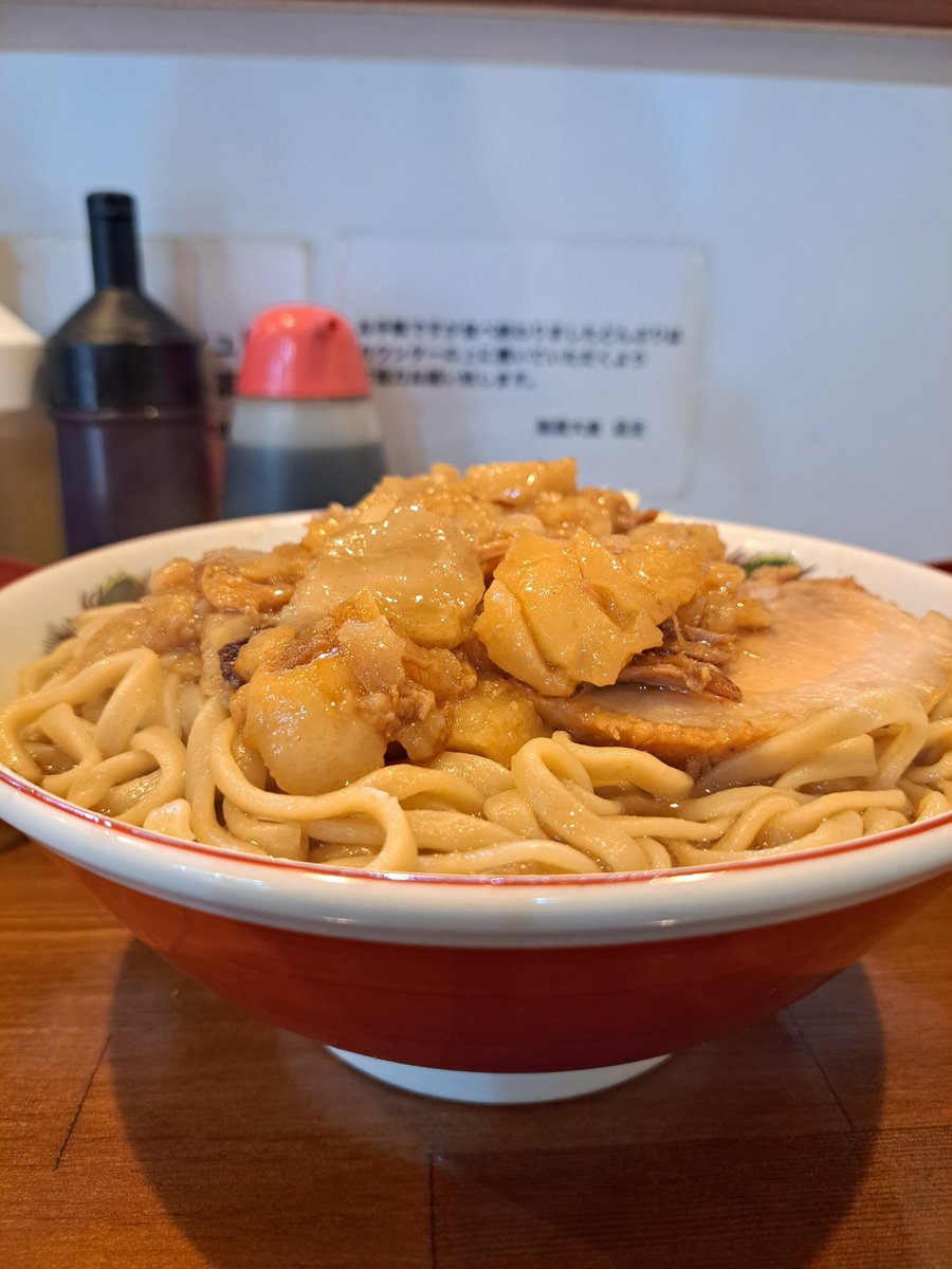 UZYRB7fUctJr1da's tweet photo. 🍜麺屋 大金🍜

大ラーメン 麺増し500g
ニンニク・アブラ
生卵
キムチ
2日連続の大金さん🍜
ラーメンに違和感⁉️
1回禁断のヤサイ抜きで食べてみたかったんです🤭
ヤサイ抜きなのでスープと小麦の美味しさがダイレクトにくる😆
スープがアブラの海になりカロリー爆弾🤣
最高の一杯でウマウマ🐴でした😋 https://t.co/Iw8XoYMtlV