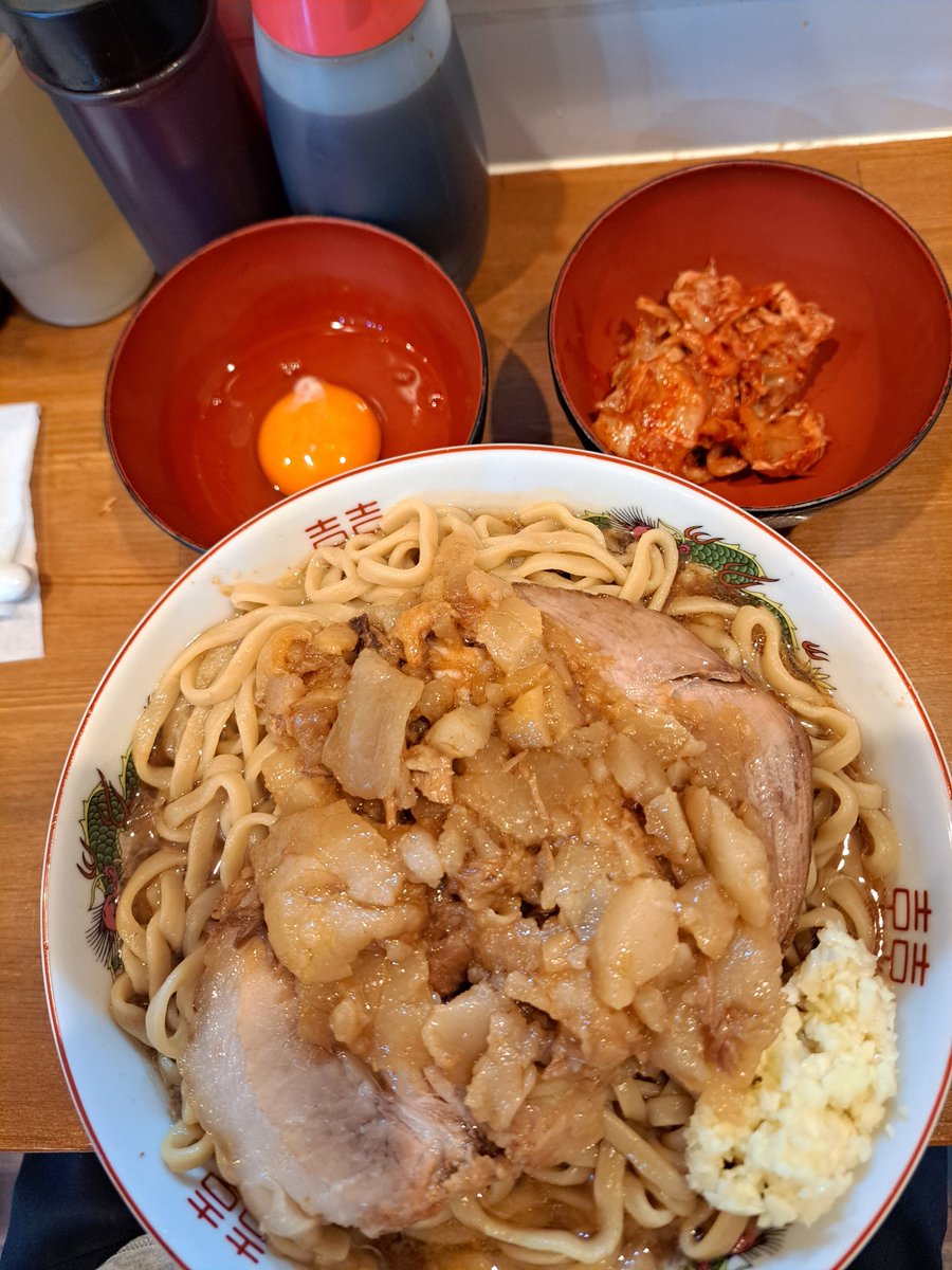 UZYRB7fUctJr1da's tweet photo. 🍜麺屋 大金🍜

大ラーメン 麺増し500g
ニンニク・アブラ
生卵
キムチ
2日連続の大金さん🍜
ラーメンに違和感⁉️
1回禁断のヤサイ抜きで食べてみたかったんです🤭
ヤサイ抜きなのでスープと小麦の美味しさがダイレクトにくる😆
スープがアブラの海になりカロリー爆弾🤣
最高の一杯でウマウマ🐴でした😋 https://t.co/Iw8XoYMtlV