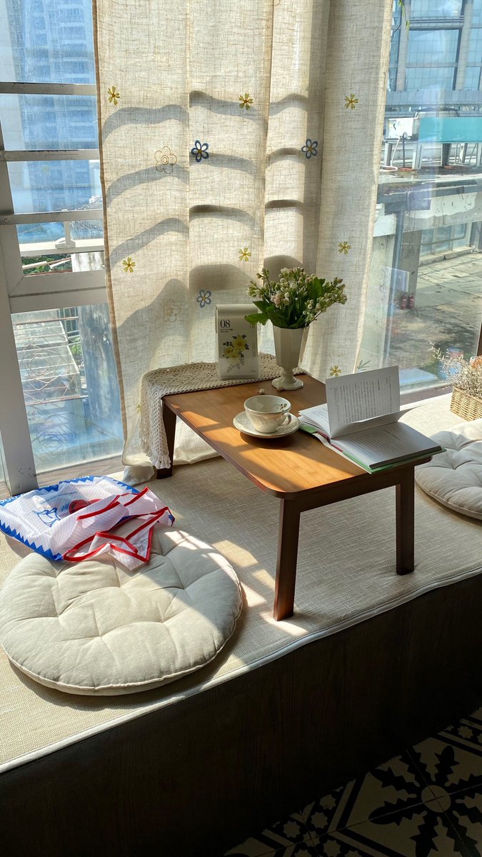 Npark342km's tweet photo. 刚收的阳光晒过的被子，裹着就像把一整个春天揣进怀里，窝在沙发啃半颗冰镇西瓜，这才是周末该有的样子～ https://t.co/KIo5e97OSW