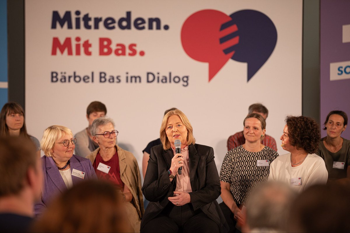 BMAS_Bund's tweet photo. Gute Politik entsteht im Gespräch. Bundesministerin Bärbel Bas ist im ganzen Land unterwegs, um sich mit Ihnen auszutauschen. Gestern waren wir mit unserem Bürgerdialog „Mitreden. Mit Bas.“ in #Dresden zu Gast. Danke für die konstruktive Diskussion!
 
https://t.co/Vz75PiVovc https://t.co/QgdVKtEJrw