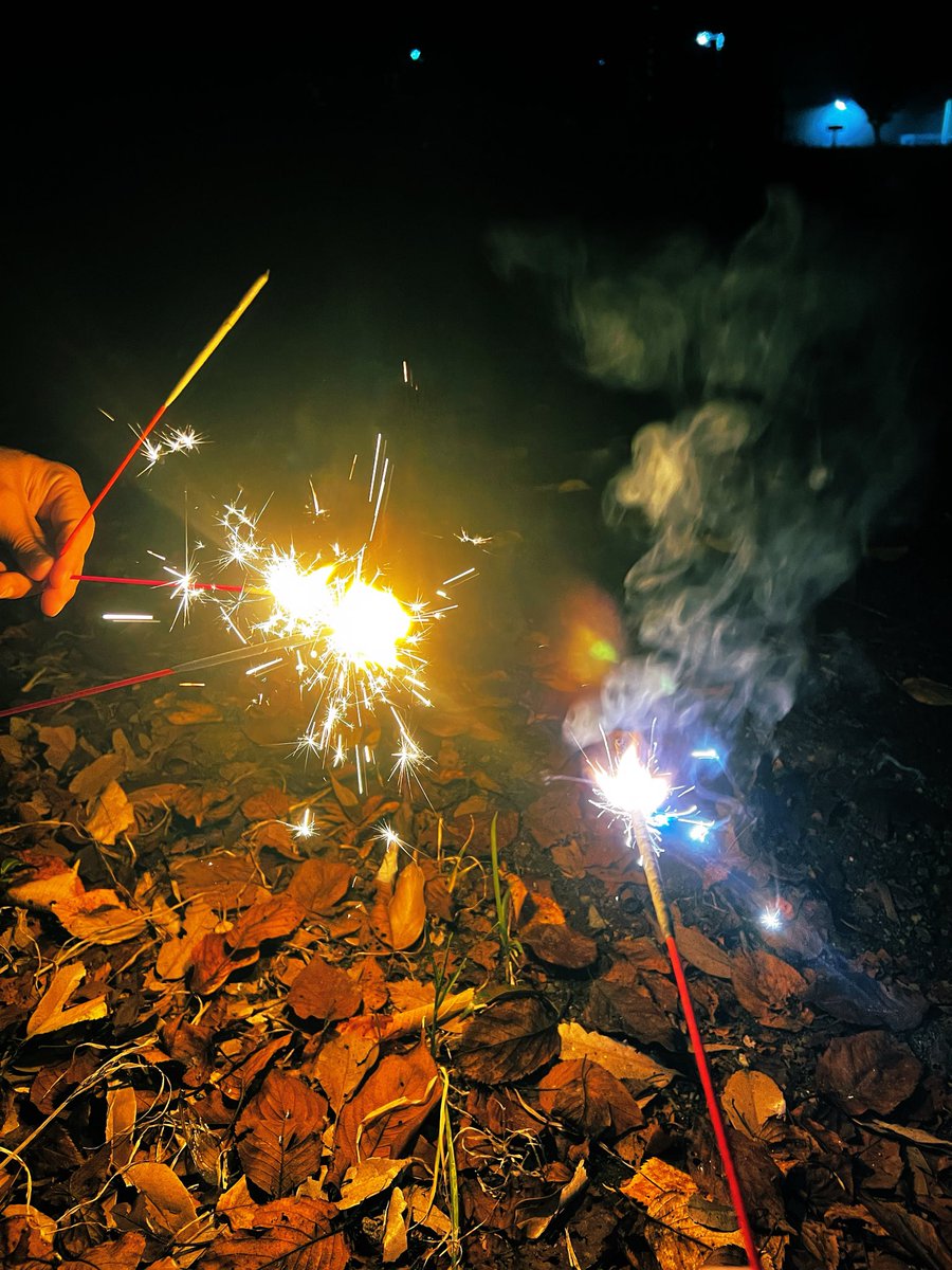 Es_harmfulBooks's tweet photo. 夏の思い出…
秒で9月になってしまった…
さよならわたしの夏…
あ、でもBBQと海とプールと滝遊びと花火大会がまだだから、それを回収するまでは終わらない予定🌻✨ https://t.co/pu8nbTBNyd