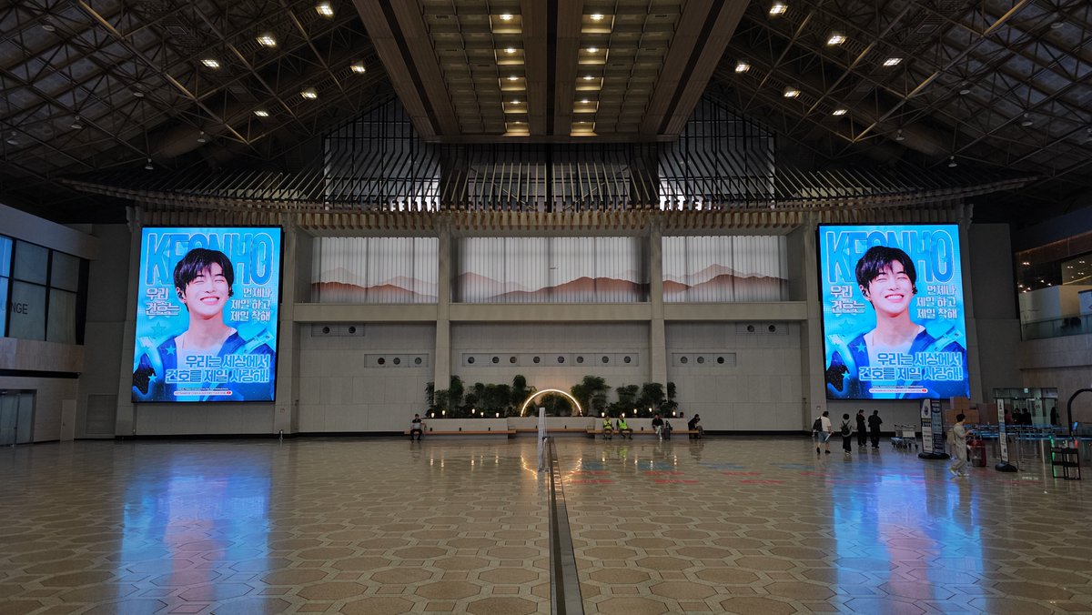 sup_k1402's tweet photo. The LED is already on screen at GIMPO International airport
Hope Keonho can see and feel the love that all V-Coers 🇻🇳 gave to him 🩵🩵🩵

[PROJECT SUPPORT FOR KEONHO - ALL FOR KEONHO] 

📍 Location: GIMPO International Airport, South Korea. 
⏰ Date: 01.09.2026 - 03.09.2026 (5h00 - 22h00) 
🐶 Screening: 600 screenings per day

Special thank to: @diveintoyou214

📍Project by: SUP:K - All for Keonho, navy3515, https://t.co/zTiQvUZoU2, _itsme.naaa_, m1nchau.jpg, wnhthu, _liorrrr_ , mchii_w, ptxinhiu_26
