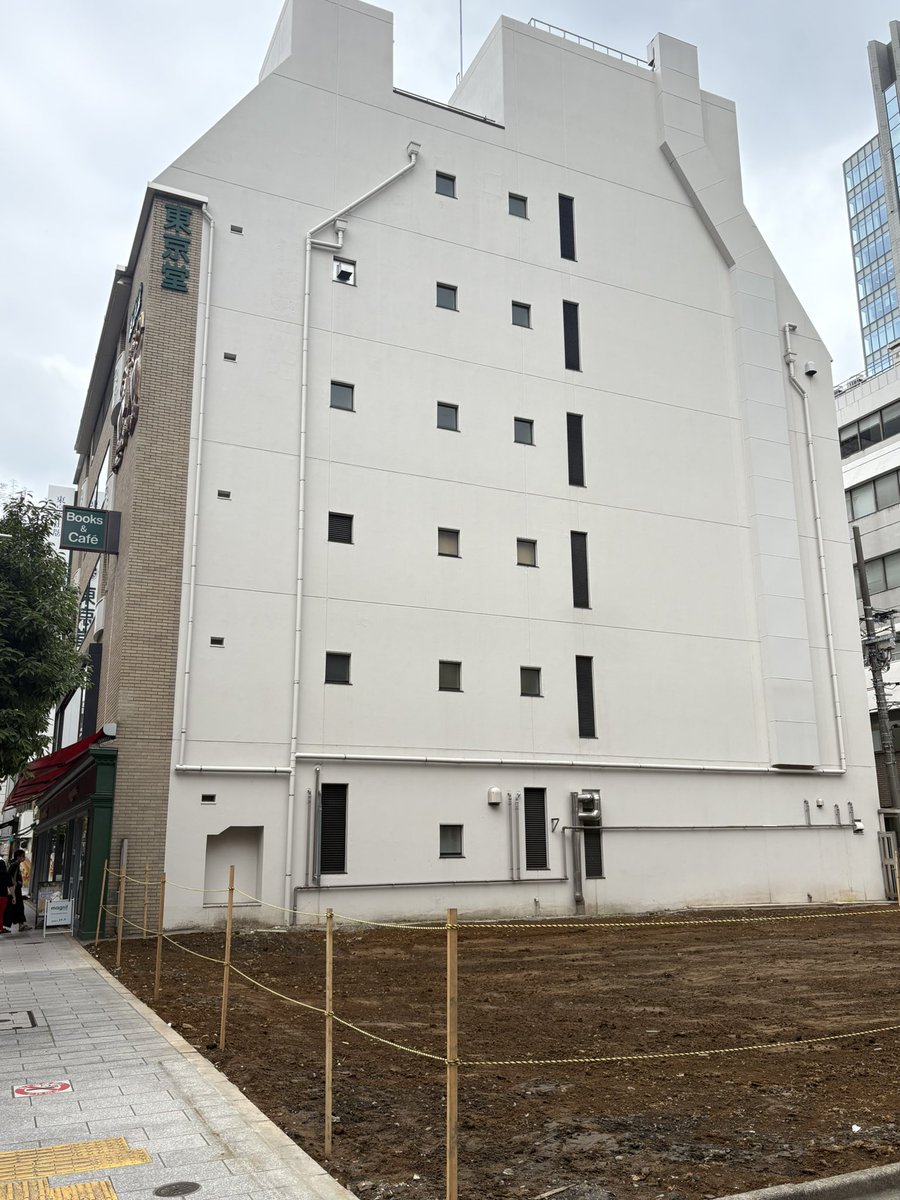 drumup2024's tweet photo. 今日の神保町

すずらん通りに、いきなり大きな空き地。
東京堂書店の隣、Magnifも入ってたビルですね。 https://t.co/ydxZSzQga7