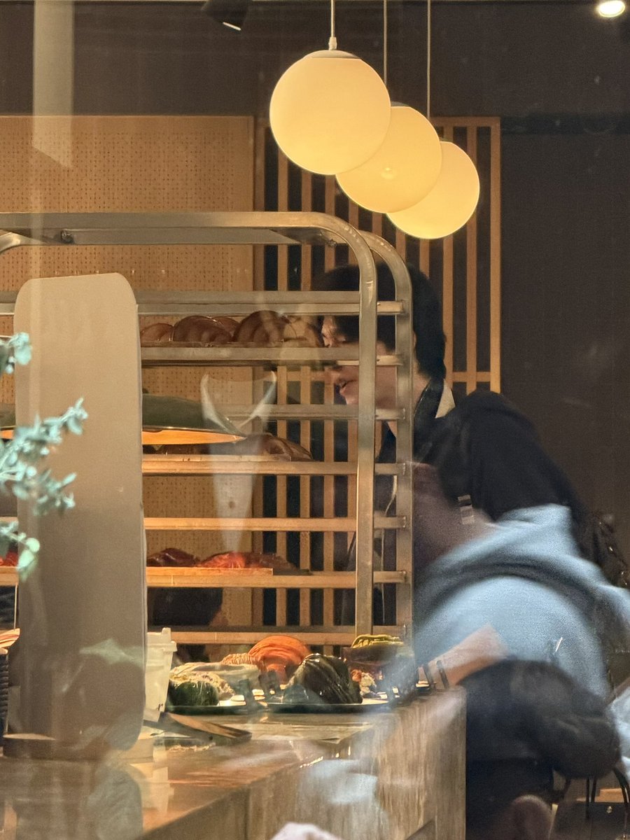 Jane_ausive's tweet photo. 멜버른에서 홍경 배우님 자만추;;

문제 될 시 삭제하겠습니다! https://t.co/qH31HW5kWa