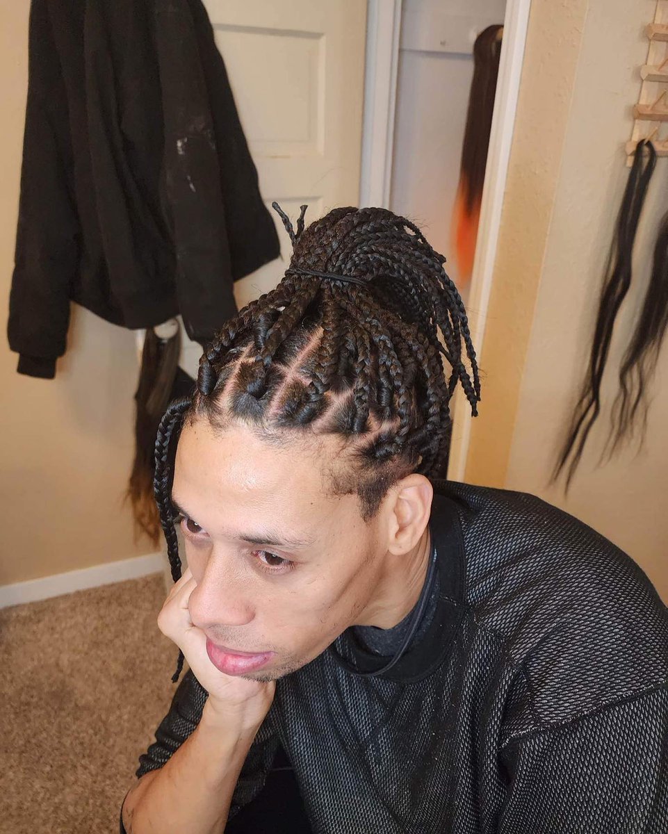 BibiKeelyxwb's tweet photo. Trenzas para hombres 1x1. ¿Y tu cita para cuándo? Reserva hoy. https://t.co/Wc8uKn3Kyw