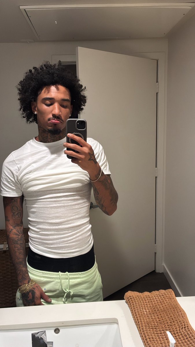 StarchilD5v's tweet photo. In Love with bad bitches and bankrolls https://t.co/bZHDXBV7hO