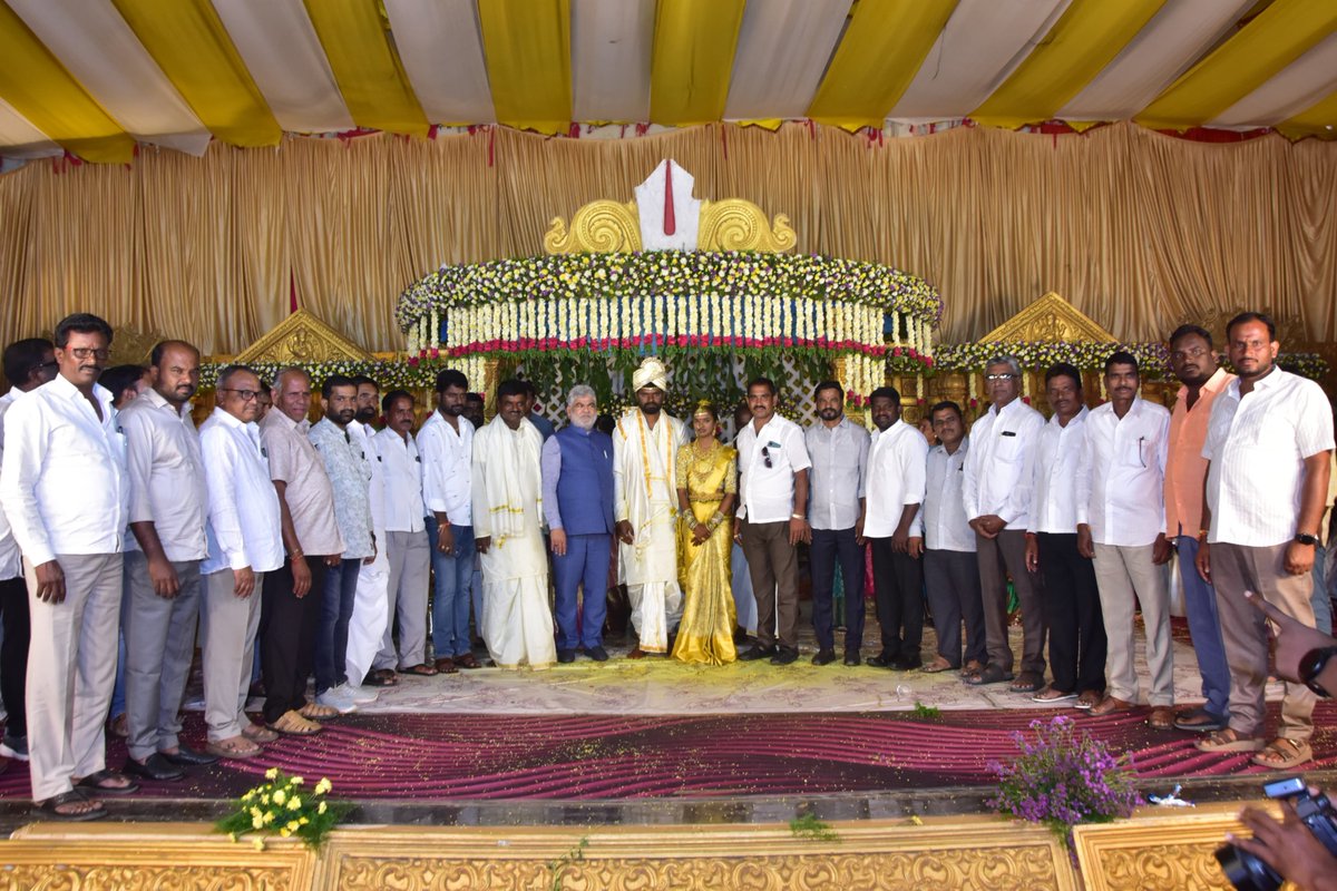 ajbalu14's tweet photo. మా చెల్లెలు అనూష @  మహేశ్వర్ రెడ్డి వివాహానికి హాజరై నూతన వధూవరులను ఆశీర్వదించినా ప్రతి ఒక్కరికి హృదయపూర్వక ధన్యవాదాలు 🙏🙏 మీ ఆశీర్వాదం ఎల్లప్పుడూ ఇలానే కొనసాగాలని కోరుకుంటూ మీ బాలకృష్ణారెడ్డి (బాలు) https://t.co/eE625UQ7kH