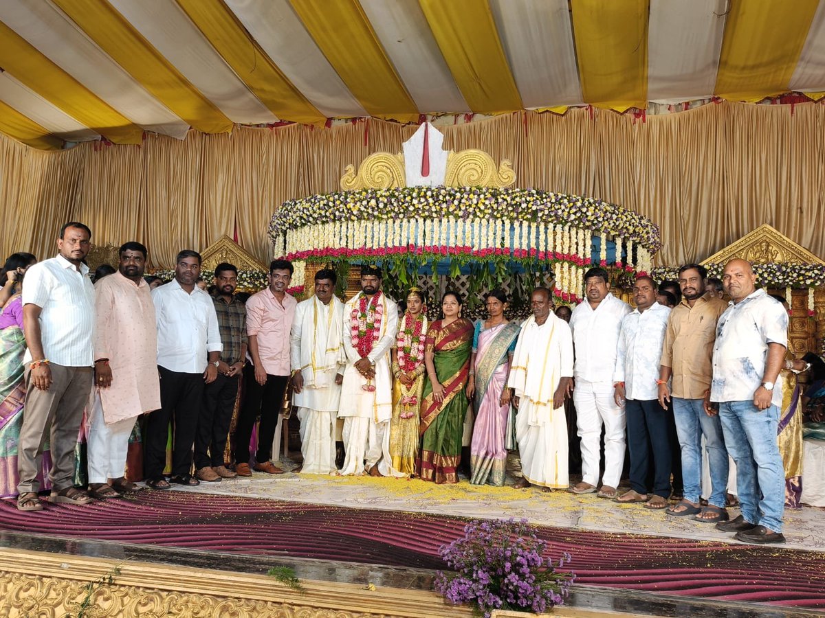 ajbalu14's tweet photo. మా చెల్లెలు అనూష @  మహేశ్వర్ రెడ్డి వివాహానికి హాజరై నూతన వధూవరులను ఆశీర్వదించినా ప్రతి ఒక్కరికి హృదయపూర్వక ధన్యవాదాలు 🙏🙏 మీ ఆశీర్వాదం ఎల్లప్పుడూ ఇలానే కొనసాగాలని కోరుకుంటూ మీ బాలకృష్ణారెడ్డి (బాలు) https://t.co/eE625UQ7kH