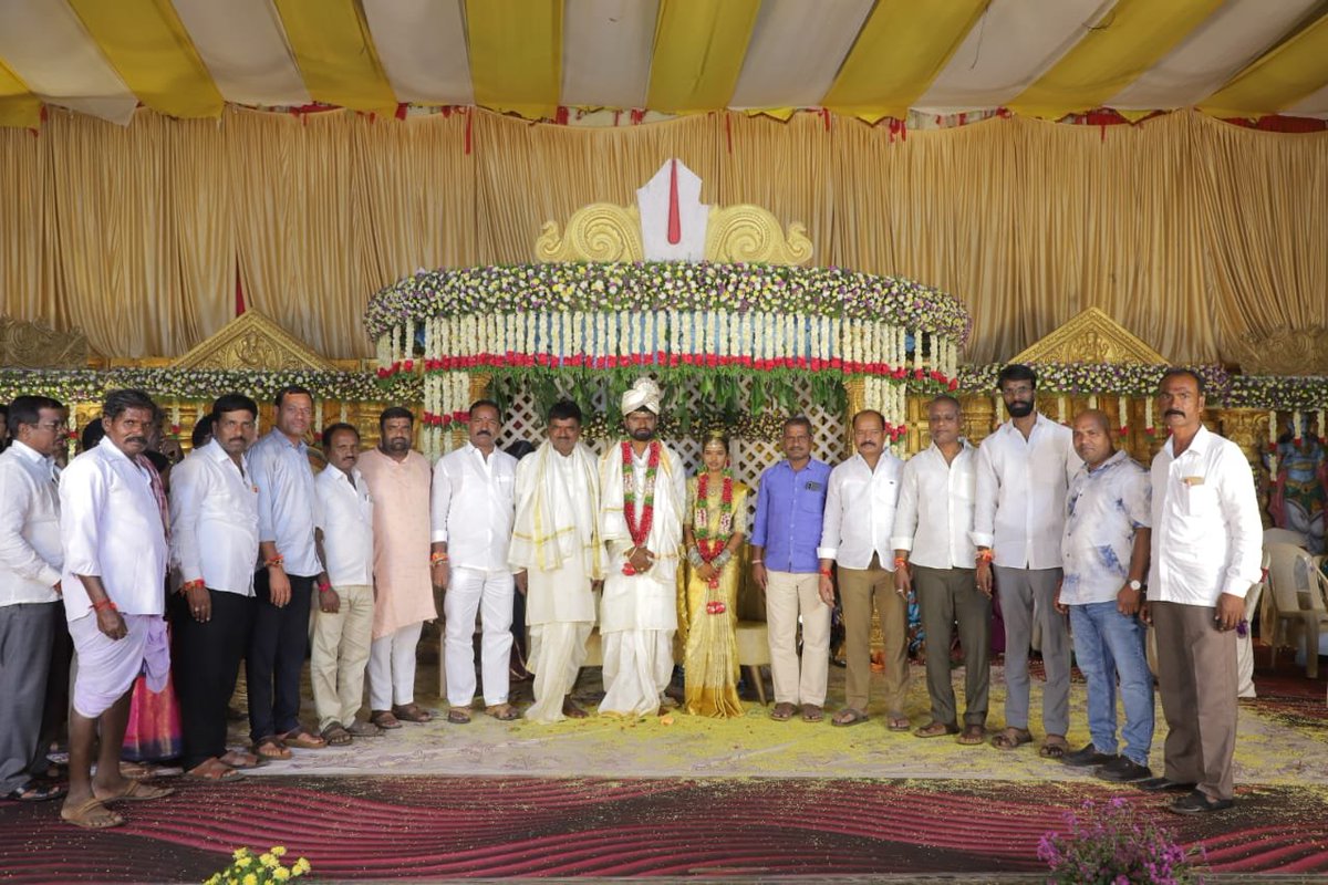 ajbalu14's tweet photo. మా చెల్లెలు అనూష @  మహేశ్వర్ రెడ్డి వివాహానికి హాజరై నూతన వధూవరులను ఆశీర్వదించినా ప్రతి ఒక్కరికి హృదయపూర్వక ధన్యవాదాలు 🙏🙏 మీ ఆశీర్వాదం ఎల్లప్పుడూ ఇలానే కొనసాగాలని కోరుకుంటూ మీ బాలకృష్ణారెడ్డి (బాలు) https://t.co/UqZhjNz6FG