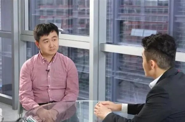chigua168com's tweet photo. 前搜狗CEO王小川疑似炮轰孙宇晨无情无义是个大魔头！

两人有什么过节？2014年二人一起录制创业访谈节目。王小川当时判断孙宇晨项目风险很高，现场态度冷淡，认为孙宇晨属于骗子，录制一度中断。

2019年孙宇晨花3000多万人民币拍下巴菲特慈善午餐，高调刷屏全网。孙宇晨发朋友圈旧事重提：晒当年节目照片，说王小川当年拿打量骗子的眼神看他，放话自己公司市值已超过搜狗。

#王小川炮轰孙宇晨##孙宇晨 非法集资##曝孙宇晨曾找景甜要两亿和解费#