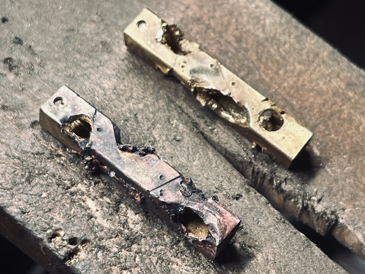 maholoba0123's tweet photo. この最後の燻しと磨きの作業は、もうアクセサリー作ってるんじゃなくてプラモしてる感覚。

めちゃカッコいいね。 https://t.co/Yj0vAb6SpZ