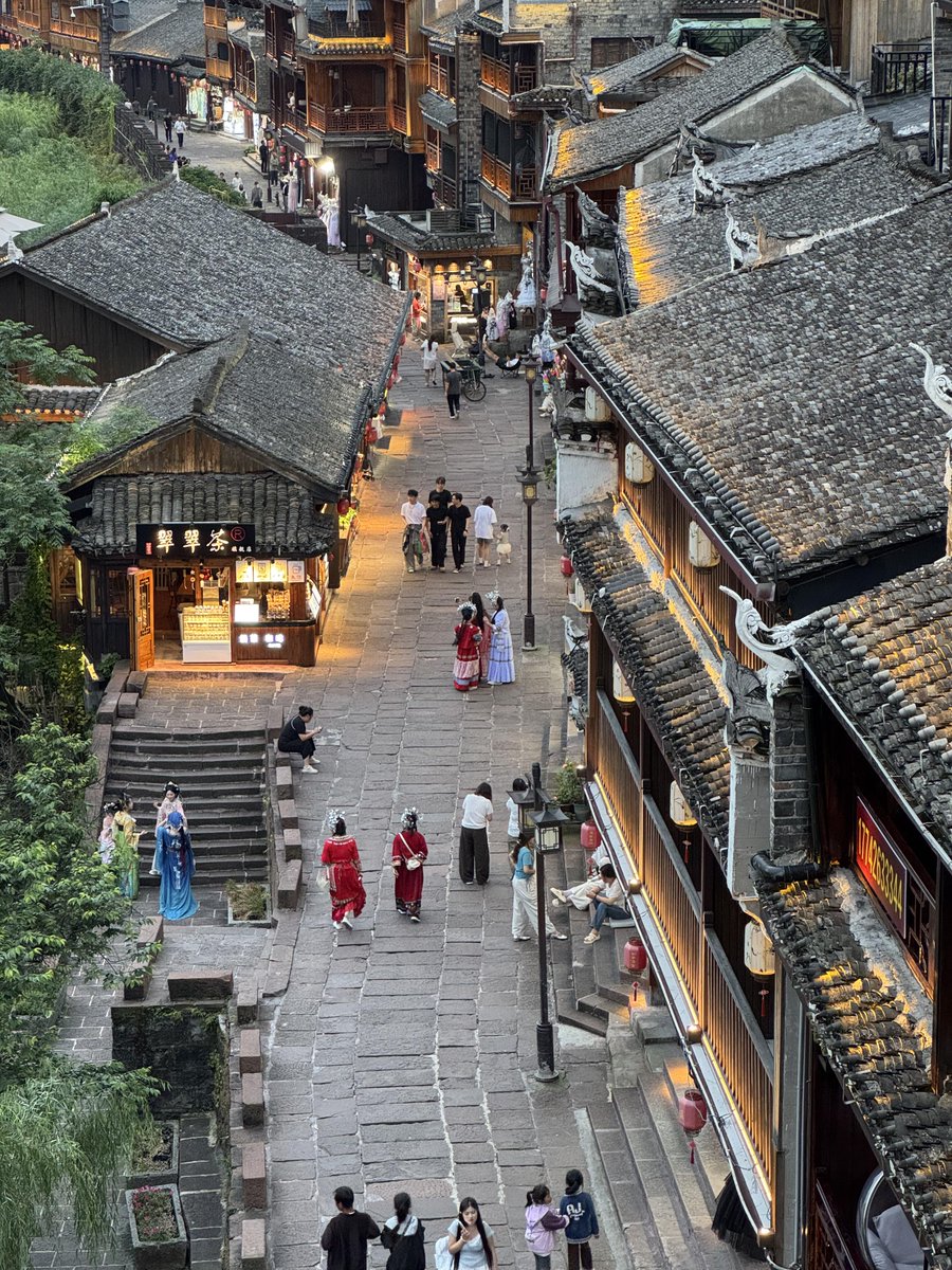 ezentrip's tweet photo. Fenghuang Ancient Town 🏮🌙

Nestled along the Tuojiang River, Fenghuang feels like stepping into an old Chinese painting.
#Fenghuang #Hunan #ChinaTravel #ChineseCulture https://t.co/yi792EKjOy