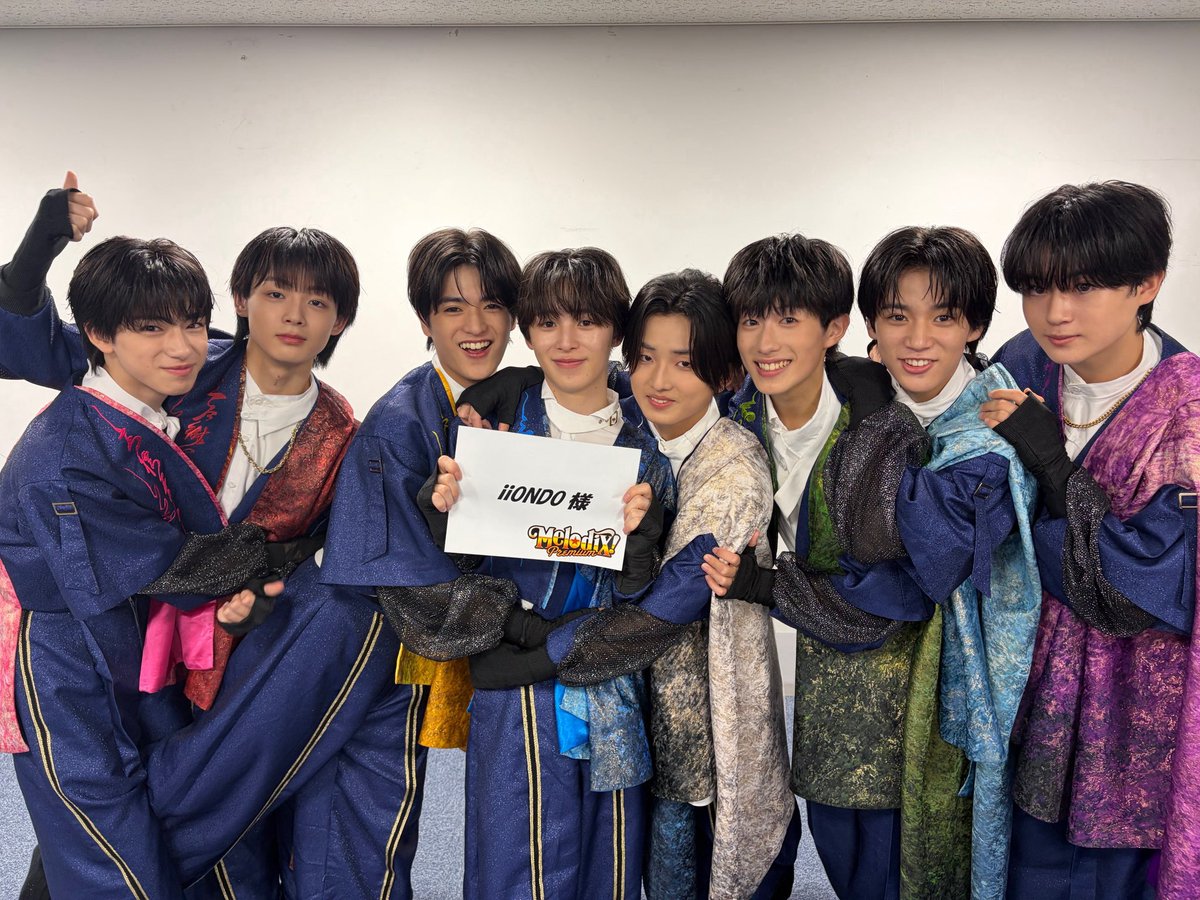 HiROhi0727's tweet photo. この写真がここ最近でいっちゃんすち🧡
めちゃくちゃ🌡️っぽい！
🌡️ってどんなグループ？って聞かれたらこの写真見せる

🩷の人たらしオーラ
❤️のギャル男感
💛のぴょこんとした足
💙のみんなのママ感
🤍の甘えたくっつき虫
💚のパパ感と腕の長さ！
🩵のきゅるきゅるの目
💜のおもち感 https://t.co/wrXuEBgDYl