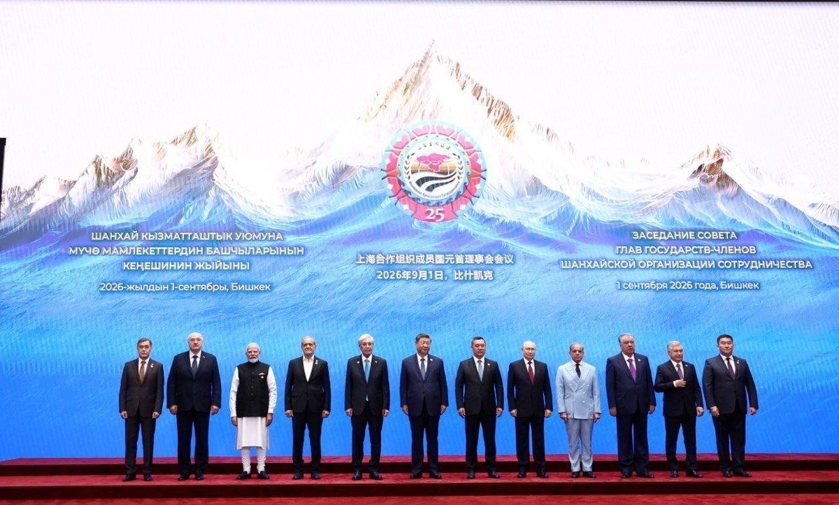 A_Samadzadeh's tweet photo. ایران هنوز با ادبیات و الگوی اعمال قدرت در سطح جدید به دست آمده‌ی ناشی از جنگ ۴۰روزه آشنا نیست. کیفیت حضور ریاست محترم جمهور در نشست سران اجلاس شانگهای و طراحی دیدار‌های حاشیه‌ای ایشان نشان می‌دهد، متأسفانه دولت حتی الگوی عمل در جایگاه ملی را نیز نیاموخته است. باید بدانیم جهان منتظر ما نخواهد ماند.