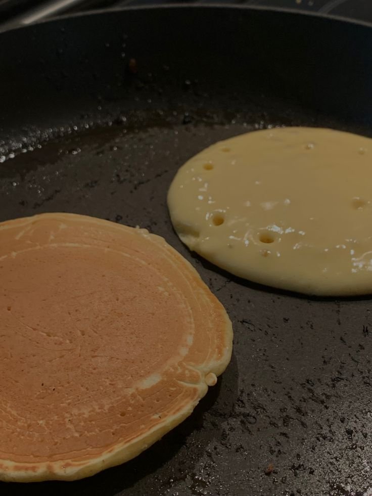 SUS_SPIDER2's tweet photo. ⠀ 
⠀⠀ ⠀⠀
 Al llegar a su departamento decidió prepararse unos queques con la caja de mix que le dieron.

Cenará rico, sólo le falta su vaso de leche.

⠀⠀ https://t.co/RPHFIXkk2k