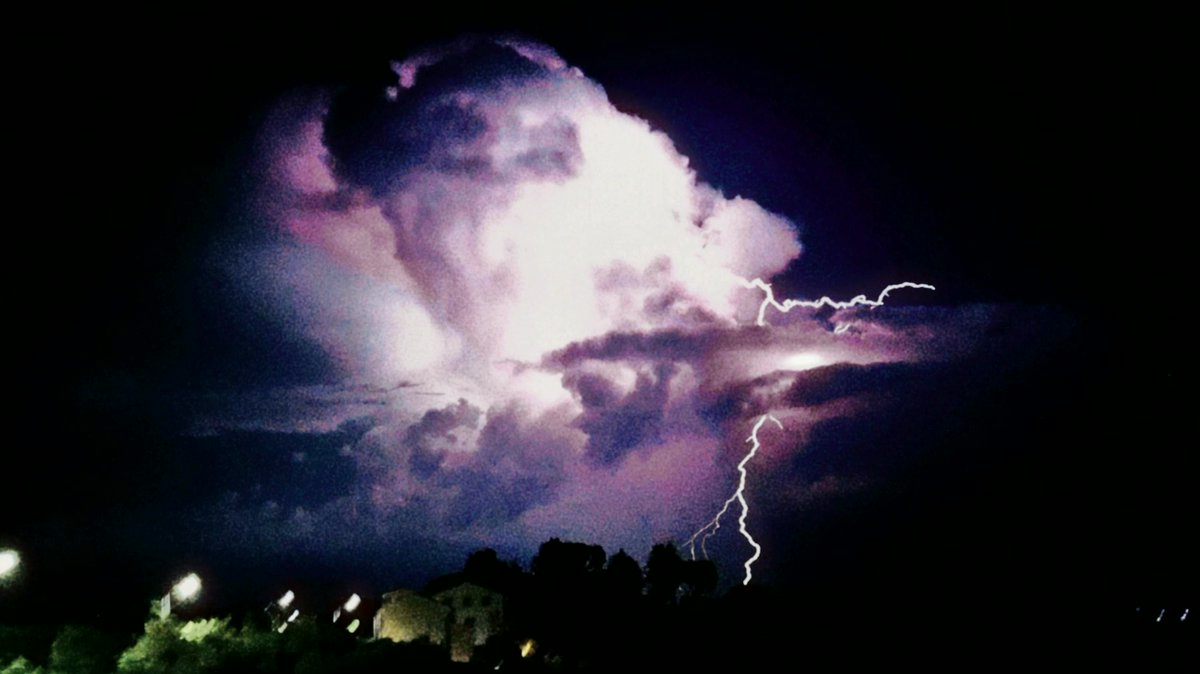 CharlesAlldyeu's tweet photo. �� Took a picture of a lightning strike ⚡
#Landscape #Ethan https://t.co/8P0WEIZJyF