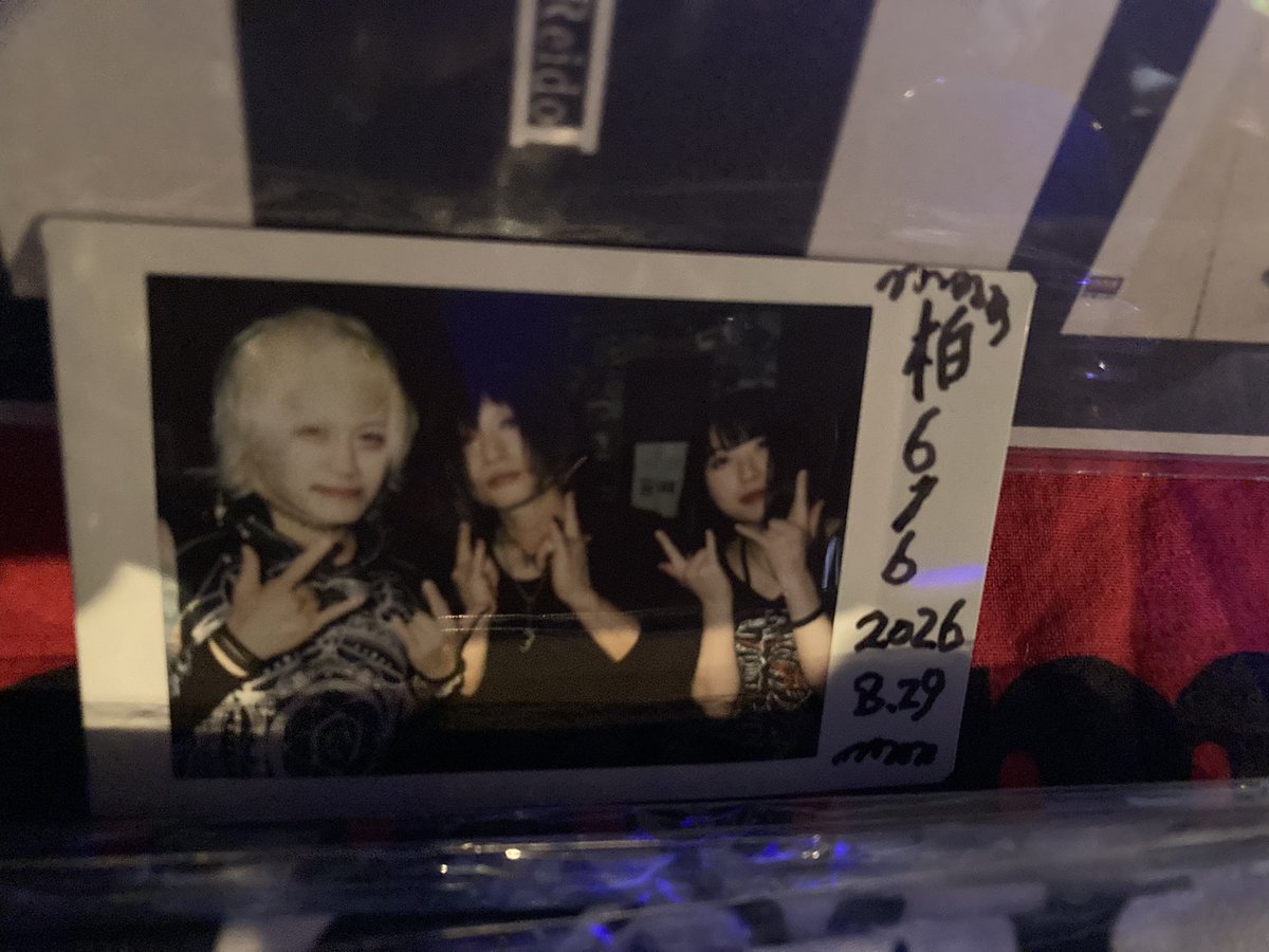 Miyuki_Ucchy's tweet photo. 八戸からのバンド〝REVEALCORE @reveal_core 〟本当良かった🔥
手前3人でトリプルVo.の曲もあったり、下手(しもて)ギターの女子あずみさんは7弦🎸にタトゥー、不意のタッピング奏法!で良い意味で情報量過多🥹✨笑
最初の動画は内山が好きな曲！絶対🦋零度さんの物販にメンバーさんとのチェキあって胸熱 https://t.co/sJTLdorbhG