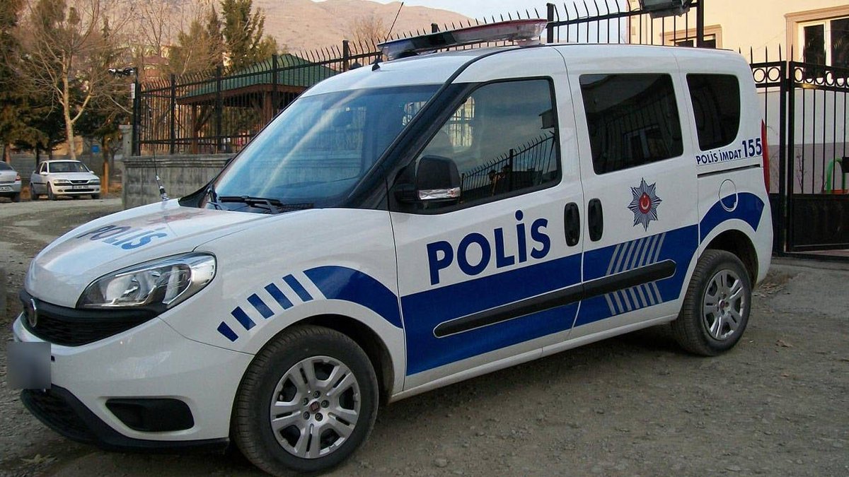 haberdedektif's tweet photo. Ekip aracına aldığı çocuğu istismar eden ve 2 yıl 6 ay hapis cezasına çarptırılan polis, meslekten atılmasına itiraz etti. 

Bölge İdare Mahkemesi, meslekten çıkarma cezası için bakan onayının gerektiğini gerekçe göstererek polisin istemini kabul etti. 

İçişleri Bakanlığı ise karara itiraz etti.

(Birgün - İsmail Arı)