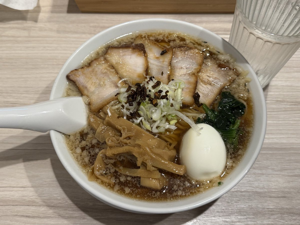 jiffry0621's tweet photo. 2026年179杯目は千代田軒さん。今回は、【ブラック中華そば(大盛)】TP全部のせを美味しく頂いて来ました！🍜👍😁

出張中の昼ラー。1件目は休業？😱…で２軒目のココ！🙄火曜日だから定休日のお店多い…😓麺面はイイ感じ！😳見た目ほど塩味は強くなく、普通に美味かった！👍

それではぁ～ごっそれー🙏 https://t.co/hdaPzG2htS